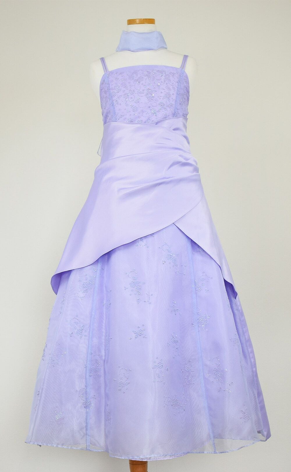 ピアノ発表会や結婚式にぴったりのライラックカラーの女の子用キッズドレス。シンプルで美しいシルエットが魅力のAngel's Closetの子供ドレス レンタル商品（【レンタル】ギャザーアクロスウェストサテン＆フローラルオーガンジードレス(HC1232)ライラック）｜画像3