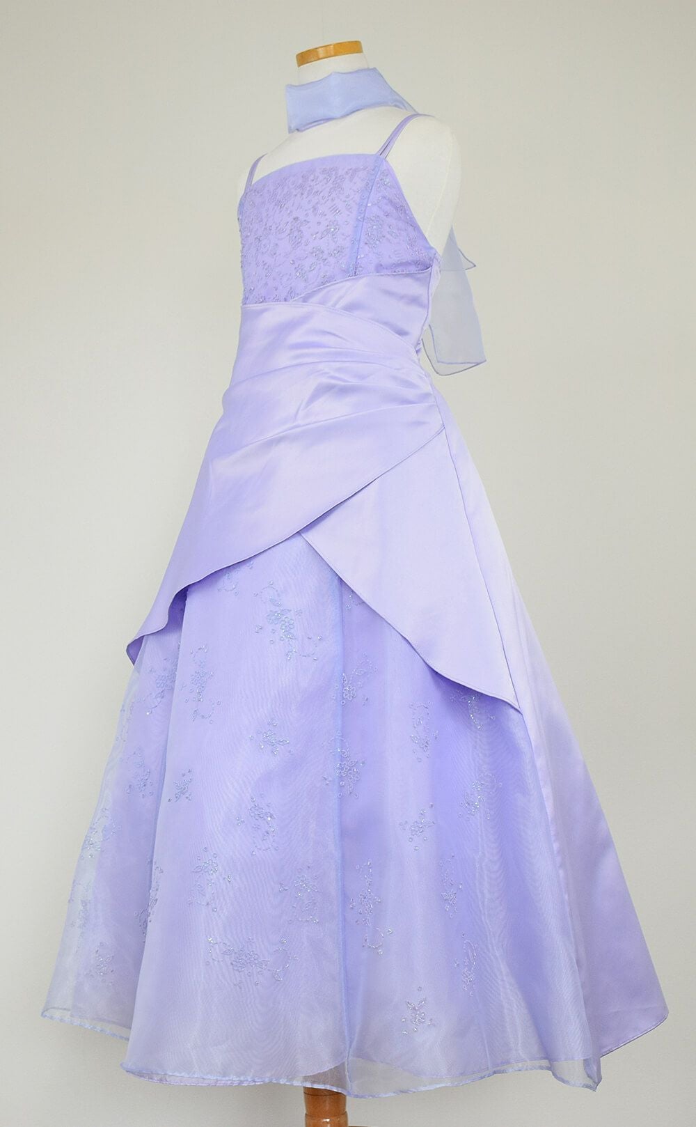 ピアノ発表会や結婚式にぴったりのライラックカラーの女の子用キッズドレス。シンプルで美しいシルエットが魅力のAngel's Closetの子供ドレス レンタル商品（【レンタル】ギャザーアクロスウェストサテン＆フローラルオーガンジードレス(HC1232)ライラック）｜画像4