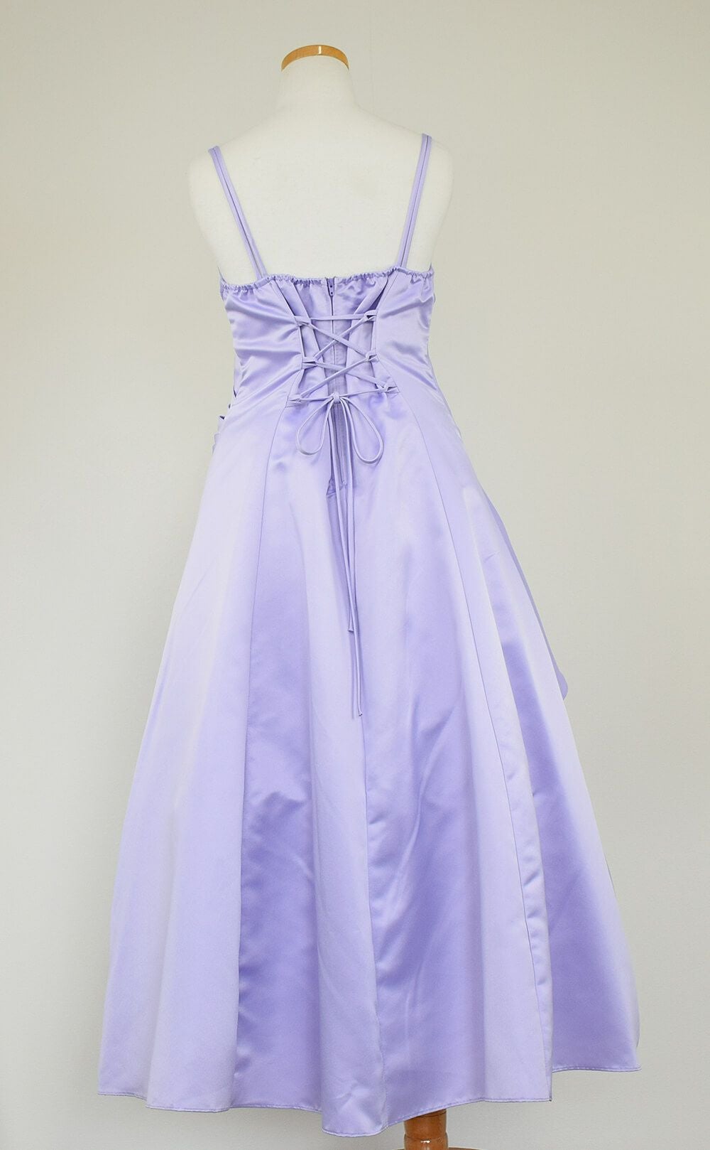 ピアノ発表会や結婚式にぴったりのライラックカラーの女の子用キッズドレス。シンプルで美しいシルエットが魅力のAngel's Closetの子供ドレス レンタル商品（【レンタル】ギャザーアクロスウェストサテン＆フローラルオーガンジードレス(HC1232)ライラック）｜画像5