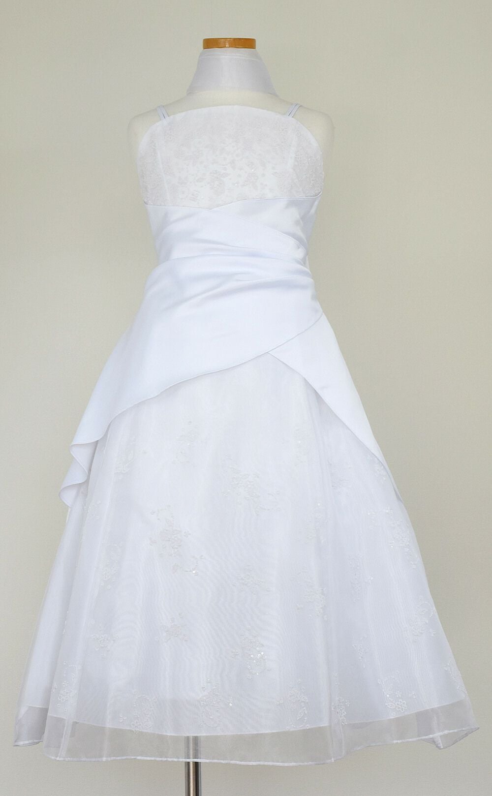 ピアノ発表会や結婚式にぴったりのホワイトカラーの女の子用キッズドレス。シンプルで美しいシルエットが魅力のAngel's Closetの子供ドレス レンタル商品（【レンタル】ギャザーアクロスウェストサテン＆フローラルオーガンジードレス(HC1232)ホワイト）｜画像3