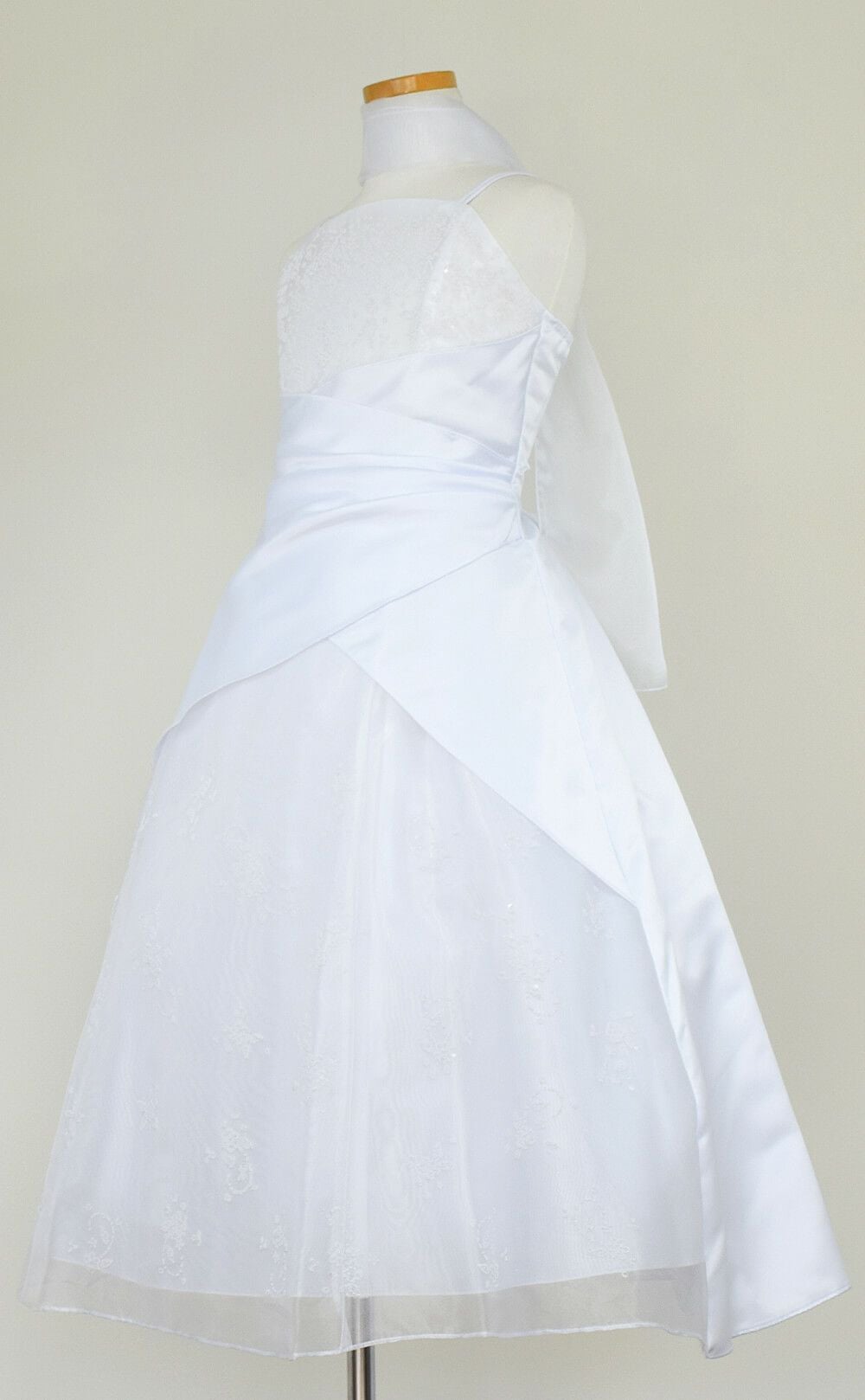 ピアノ発表会や結婚式にぴったりのホワイトカラーの女の子用キッズドレス。シンプルで美しいシルエットが魅力のAngel's Closetの子供ドレス レンタル商品（【レンタル】ギャザーアクロスウェストサテン＆フローラルオーガンジードレス(HC1232)ホワイト）｜画像4