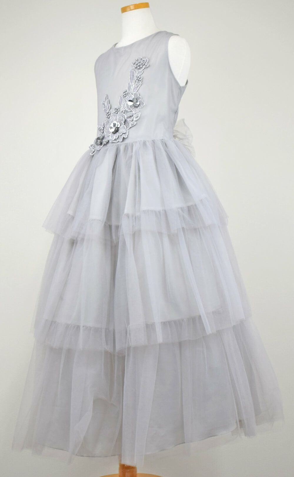 ピアノ発表会や結婚式にぴったりのカラーの女の子用キッズドレス。シンプルで美しいシルエットが魅力のAngel's Closetの子供ドレス レンタル商品（【レンタル】3Dフラワー刺繍3ティアードチュールドレス(ccd795)シルバー）｜画像4