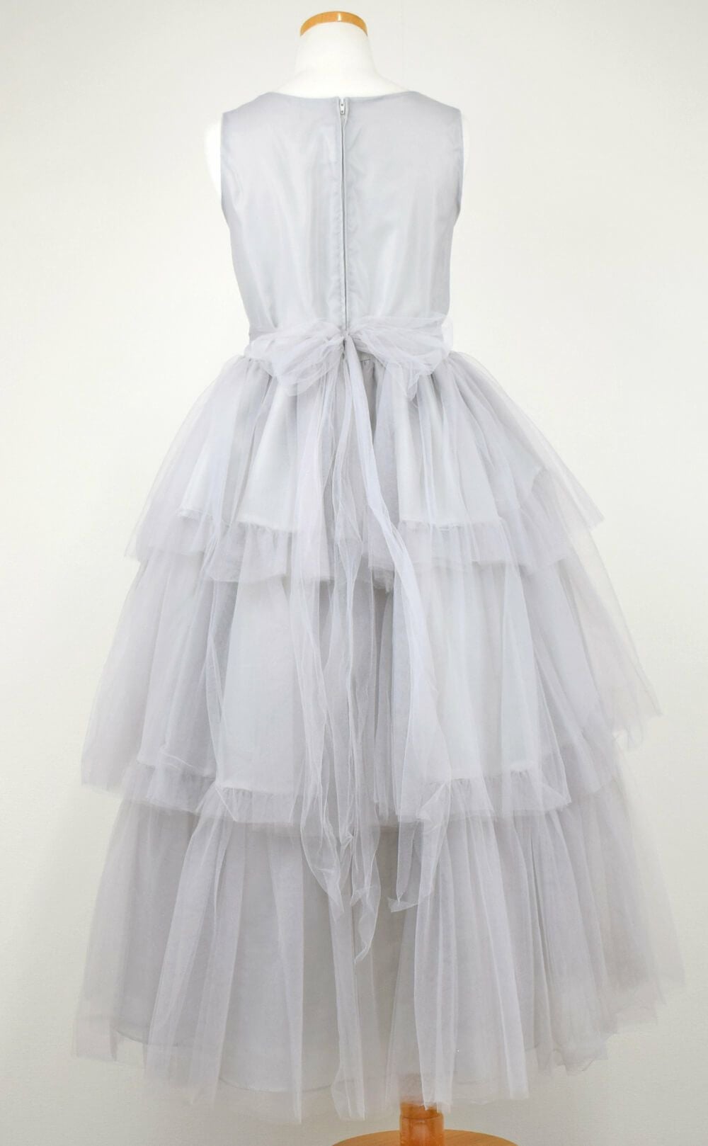 ピアノ発表会や結婚式にぴったりのカラーの女の子用キッズドレス。シンプルで美しいシルエットが魅力のAngel's Closetの子供ドレス レンタル商品（【レンタル】3Dフラワー刺繍3ティアードチュールドレス(ccd795)シルバー）｜画像5