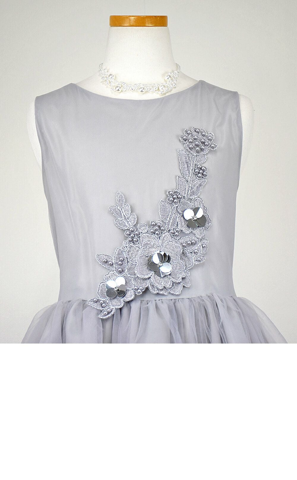 ピアノ発表会や結婚式にぴったりのカラーの女の子用キッズドレス。シンプルで美しいシルエットが魅力のAngel's Closetの子供ドレス レンタル商品（【レンタル】3Dフラワー刺繍3ティアードチュールドレス(ccd795)シルバー）｜画像7