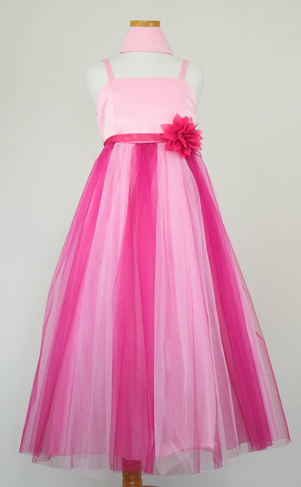 ピアノ発表会や結婚式にぴったりのカラーの女の子用キッズドレス。シンプルで美しいシルエットが魅力のAngel's Closetの子供ドレス レンタル商品（【レンタル】ダブルチュールレイヤードストラップドレス（ストール付）(JK3355)フクシア）｜画像3