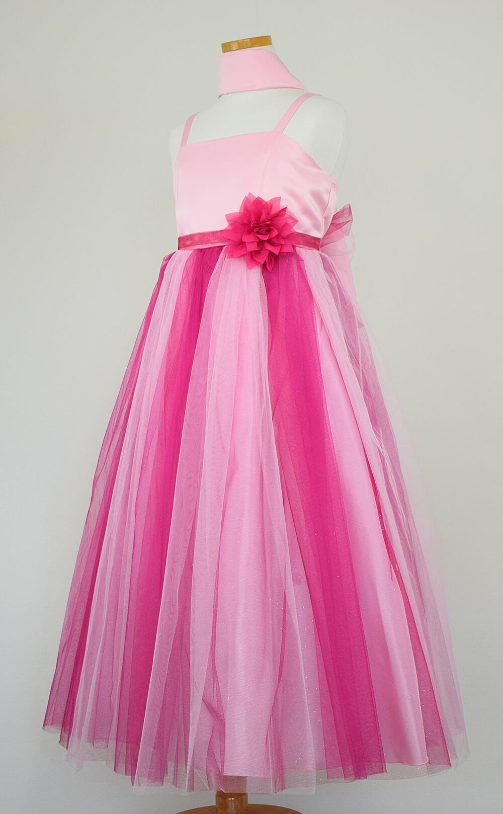 ピアノ発表会や結婚式にぴったりのカラーの女の子用キッズドレス。シンプルで美しいシルエットが魅力のAngel's Closetの子供ドレス レンタル商品（【レンタル】ダブルチュールレイヤードストラップドレス（ストール付）(JK3355)フクシア）｜画像4
