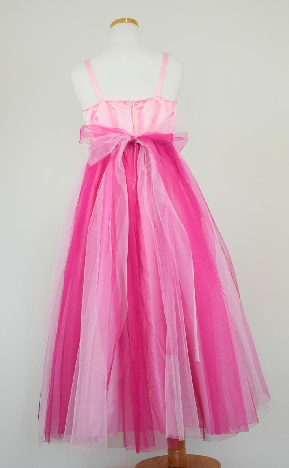 ピアノ発表会や結婚式にぴったりのカラーの女の子用キッズドレス。シンプルで美しいシルエットが魅力のAngel's Closetの子供ドレス レンタル商品（【レンタル】ダブルチュールレイヤードストラップドレス（ストール付）(JK3355)フクシア）｜画像5