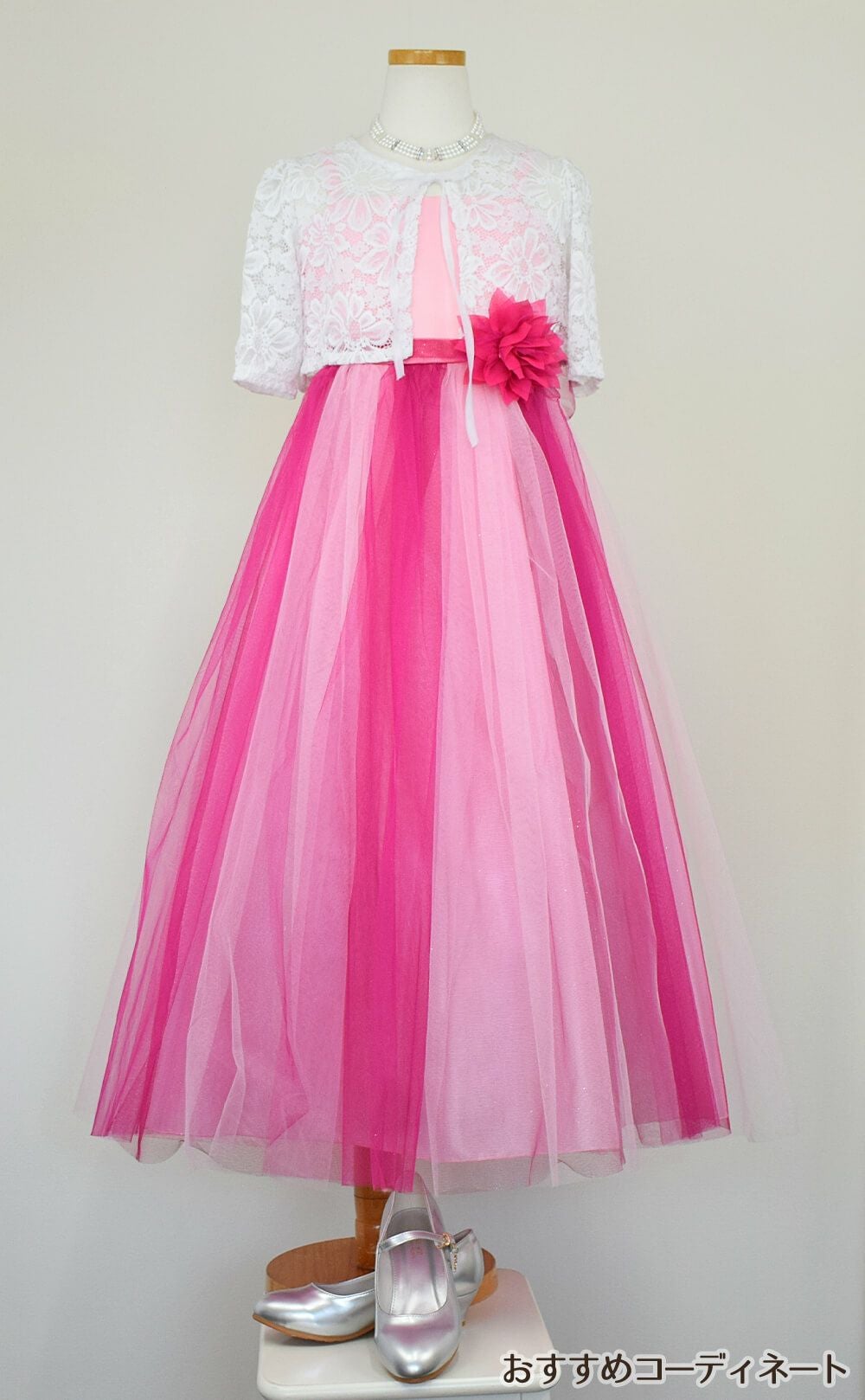 ピアノ発表会や結婚式にぴったりのカラーの女の子用キッズドレス。シンプルで美しいシルエットが魅力のAngel's Closetの子供ドレス レンタル商品（【レンタル】ダブルチュールレイヤードストラップドレス（ストール付）(JK3355)フクシア）｜画像9