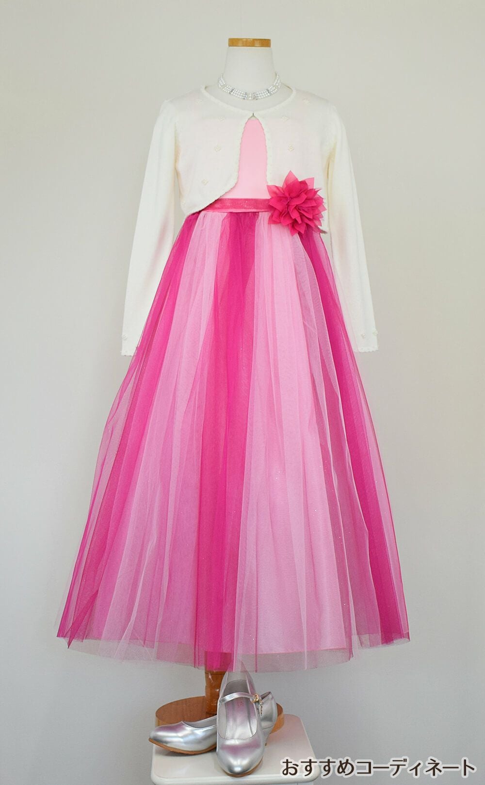 ピアノ発表会や結婚式にぴったりのカラーの女の子用キッズドレス。シンプルで美しいシルエットが魅力のAngel's Closetの子供ドレス レンタル商品（【レンタル】ダブルチュールレイヤードストラップドレス（ストール付）(JK3355)フクシア）｜画像10