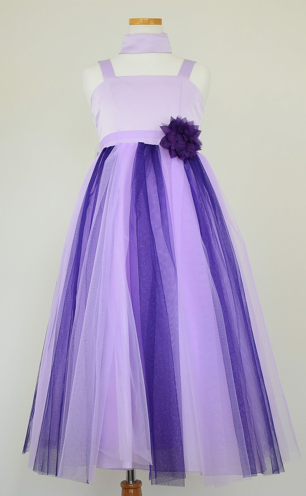 ピアノ発表会や結婚式にぴったりのカラーの女の子用キッズドレス。シンプルで美しいシルエットが魅力のAngel's Closetの子供ドレス レンタル商品（【レンタル】ダブルチュールレイヤードストラップドレス（ストール付）(JK3355)パープル）｜画像3