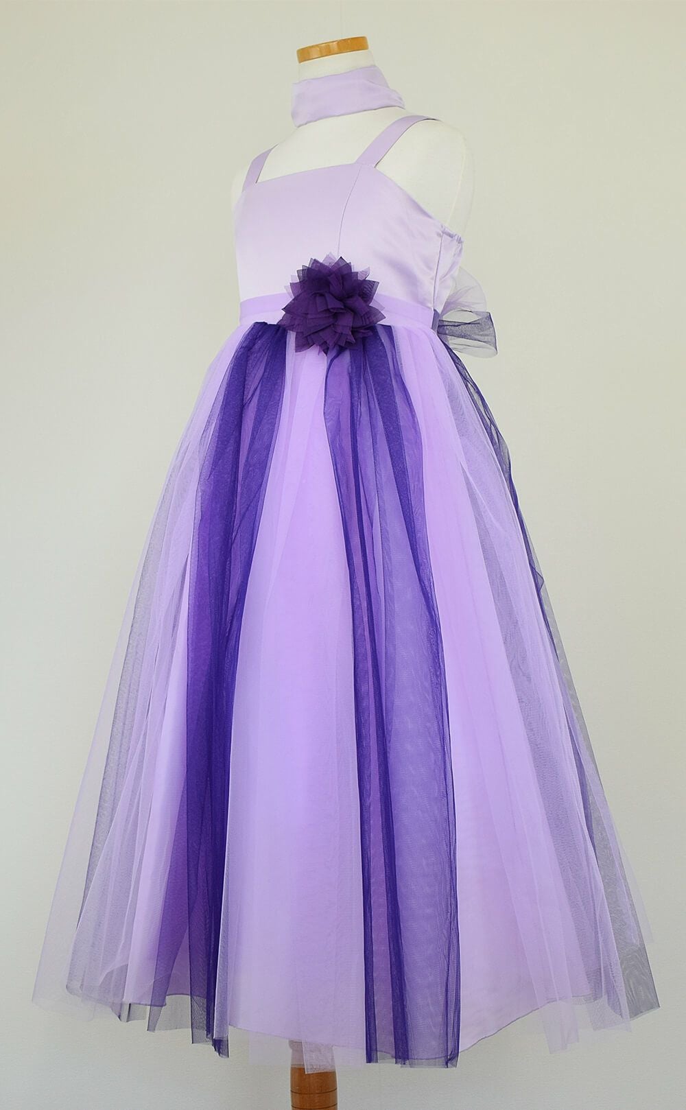 ピアノ発表会や結婚式にぴったりのカラーの女の子用キッズドレス。シンプルで美しいシルエットが魅力のAngel's Closetの子供ドレス レンタル商品（【レンタル】ダブルチュールレイヤードストラップドレス（ストール付）(JK3355)パープル）｜画像4