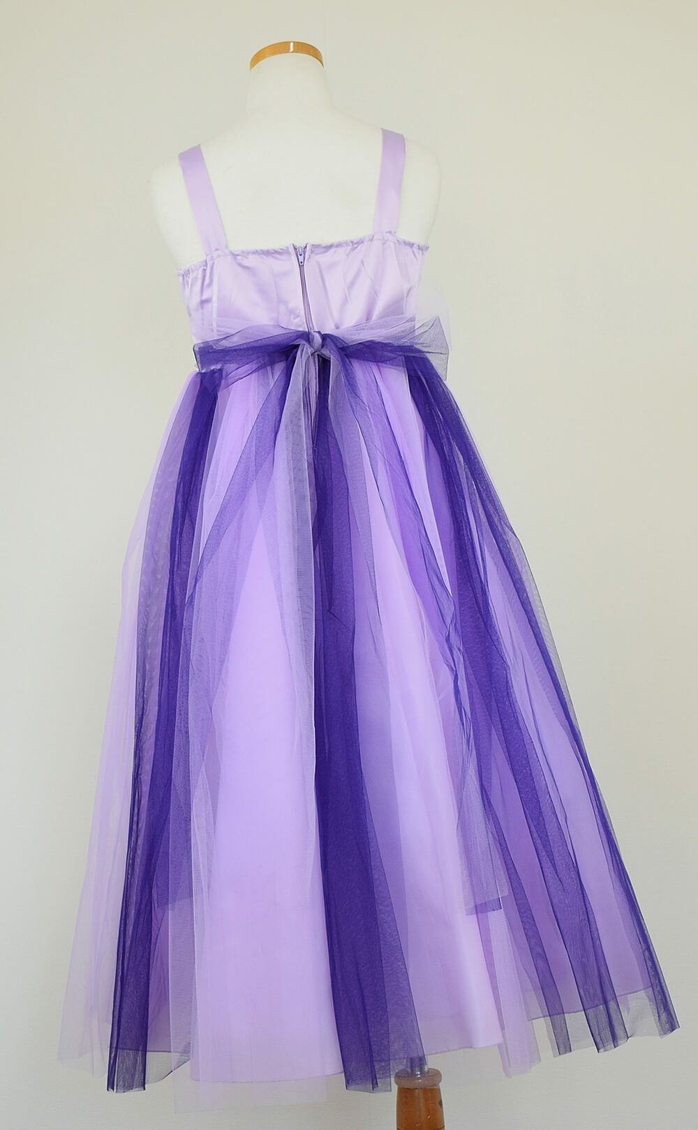 ピアノ発表会や結婚式にぴったりのカラーの女の子用キッズドレス。シンプルで美しいシルエットが魅力のAngel's Closetの子供ドレス レンタル商品（【レンタル】ダブルチュールレイヤードストラップドレス（ストール付）(JK3355)パープル）｜画像5