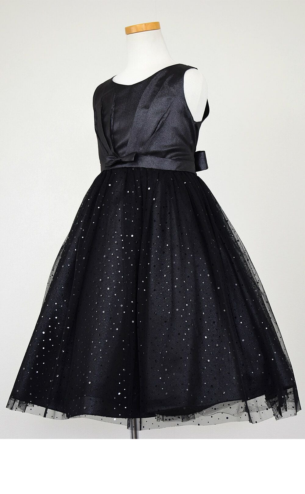 ピアノ発表会や結婚式にぴったりのブラックカラーの女の子用キッズドレス。シンプルで美しいシルエットが魅力のAngel's Closetの子供ドレス レンタル商品（【レンタル】スパークリーチュールドレス(KD352)ブラック）｜画像4