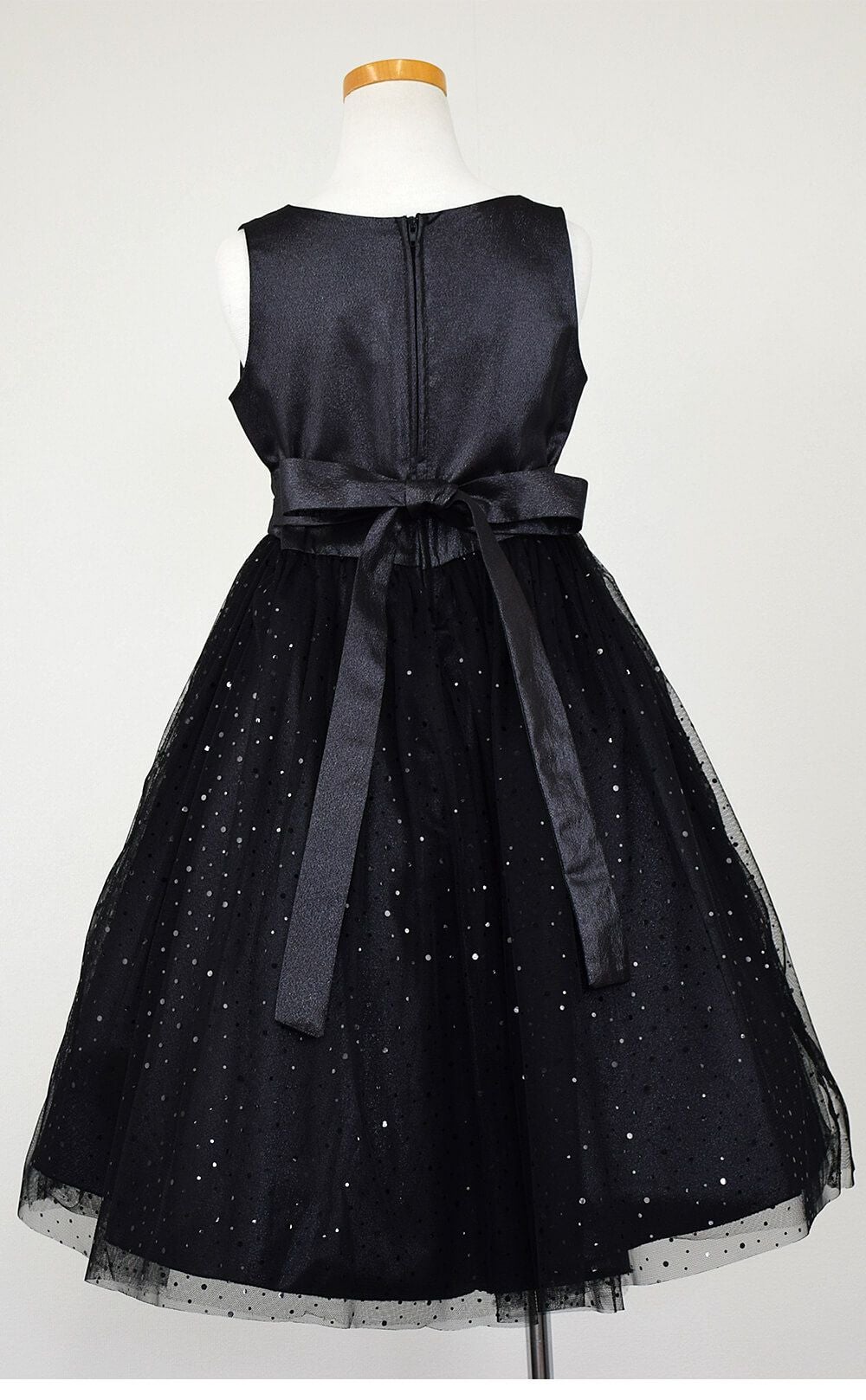 ピアノ発表会や結婚式にぴったりのブラックカラーの女の子用キッズドレス。シンプルで美しいシルエットが魅力のAngel's Closetの子供ドレス レンタル商品（【レンタル】スパークリーチュールドレス(KD352)ブラック）｜画像5