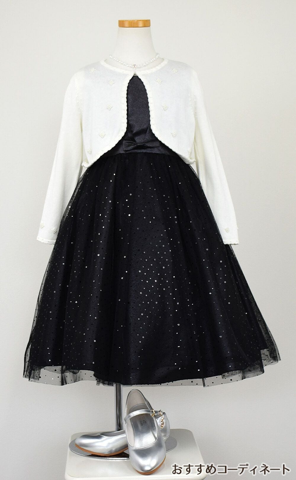 ピアノ発表会や結婚式にぴったりのブラックカラーの女の子用キッズドレス。シンプルで美しいシルエットが魅力のAngel's Closetの子供ドレス レンタル商品（【レンタル】スパークリーチュールドレス(KD352)ブラック）｜画像10