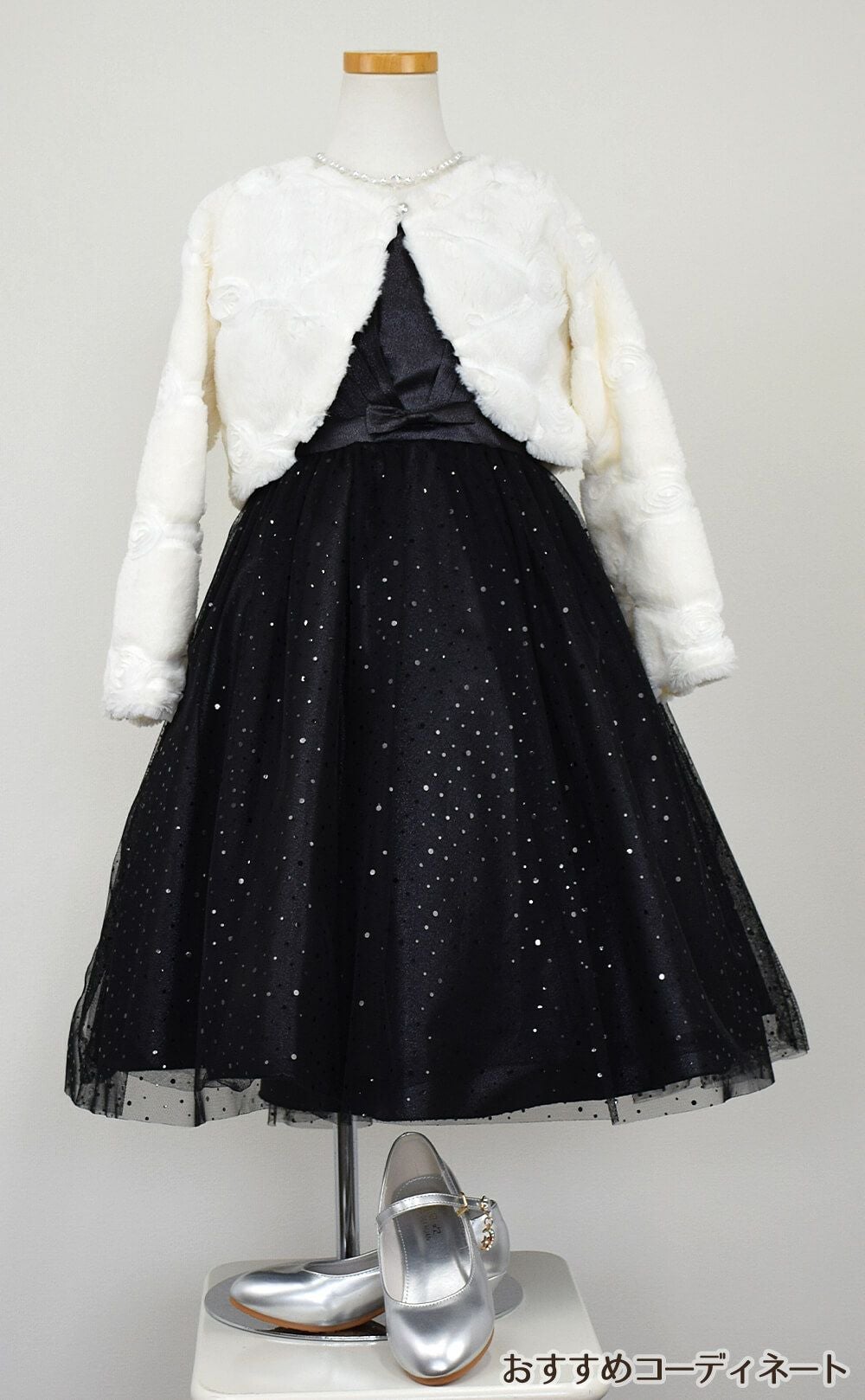 ピアノ発表会や結婚式にぴったりのブラックカラーの女の子用キッズドレス。シンプルで美しいシルエットが魅力のAngel's Closetの子供ドレス レンタル商品（【レンタル】スパークリーチュールドレス(KD352)ブラック）｜画像11