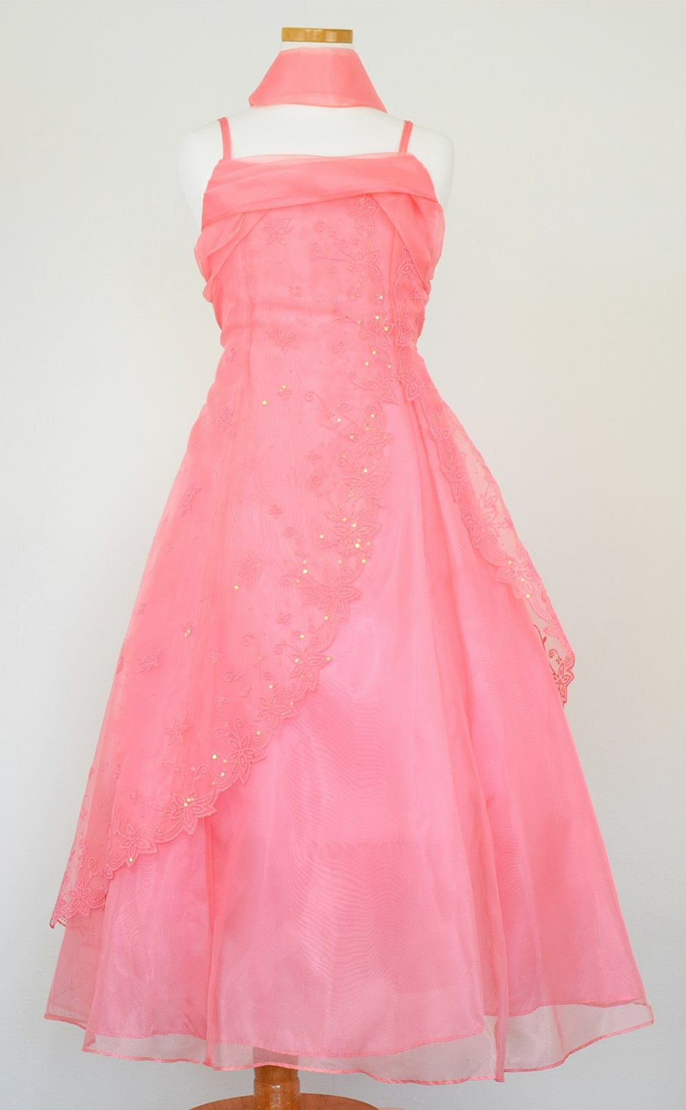 ピアノ発表会や結婚式にぴったりのカラーの女の子用キッズドレス。シンプルで美しいシルエットが魅力のAngel's Closetの子供ドレス レンタル商品（【レンタル】キャビアビーズ＆イリュージョンオーガンジーロングドレス(HC1215)コーラル）｜画像3