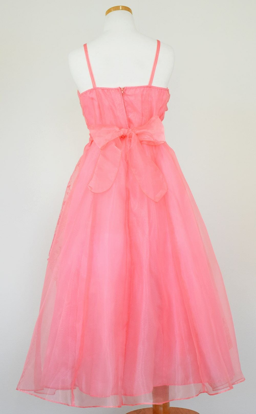 ピアノ発表会や結婚式にぴったりのカラーの女の子用キッズドレス。シンプルで美しいシルエットが魅力のAngel's Closetの子供ドレス レンタル商品（【レンタル】キャビアビーズ＆イリュージョンオーガンジーロングドレス(HC1215)コーラル）｜画像5