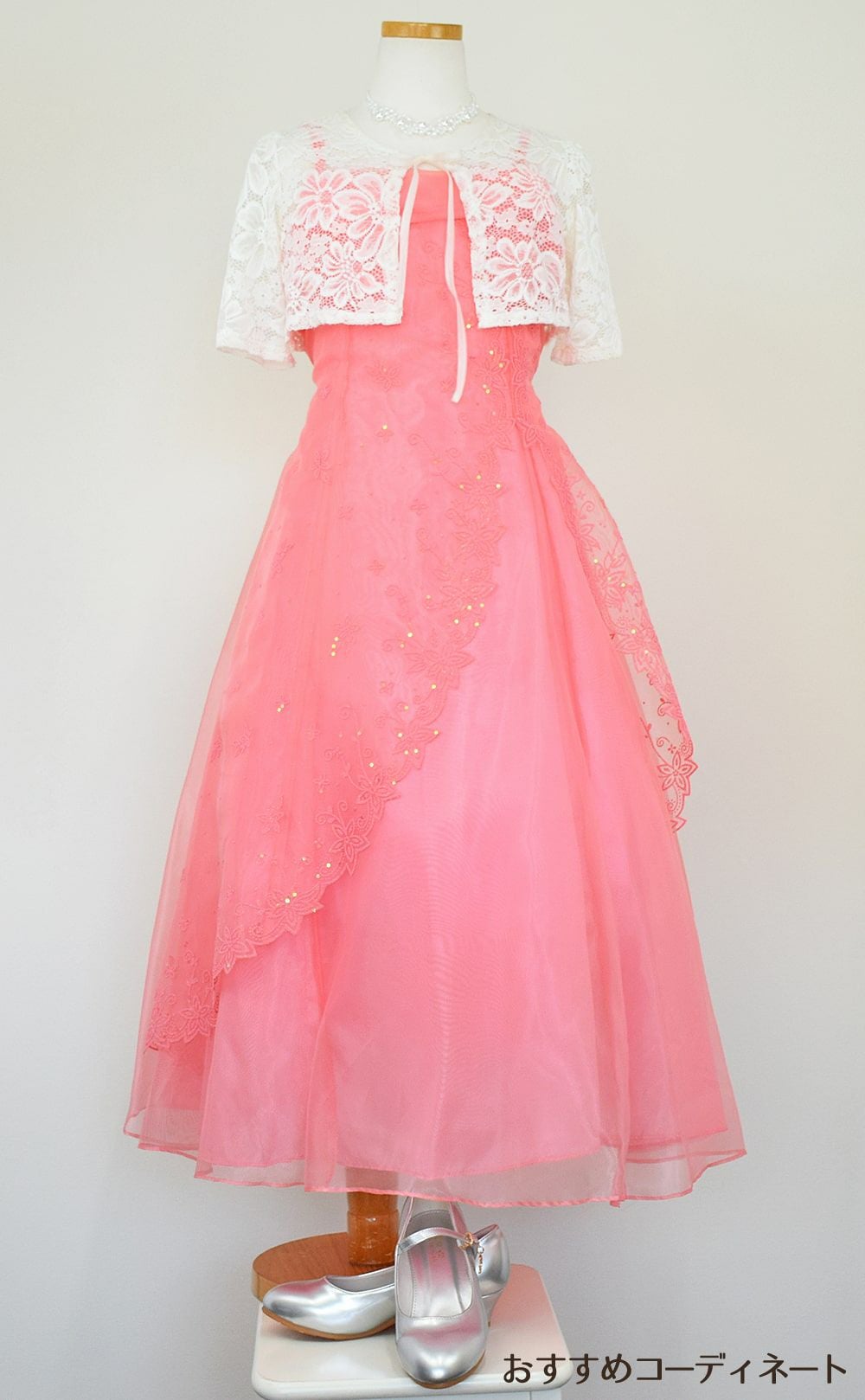 ピアノ発表会や結婚式にぴったりのカラーの女の子用キッズドレス。シンプルで美しいシルエットが魅力のAngel's Closetの子供ドレス レンタル商品（【レンタル】キャビアビーズ＆イリュージョンオーガンジーロングドレス(HC1215)コーラル）｜画像9