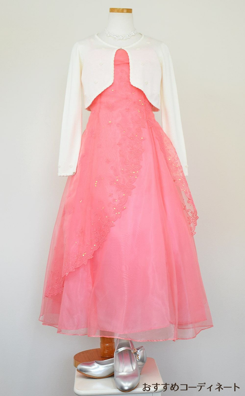 ピアノ発表会や結婚式にぴったりのカラーの女の子用キッズドレス。シンプルで美しいシルエットが魅力のAngel's Closetの子供ドレス レンタル商品（【レンタル】キャビアビーズ＆イリュージョンオーガンジーロングドレス(HC1215)コーラル）｜画像10