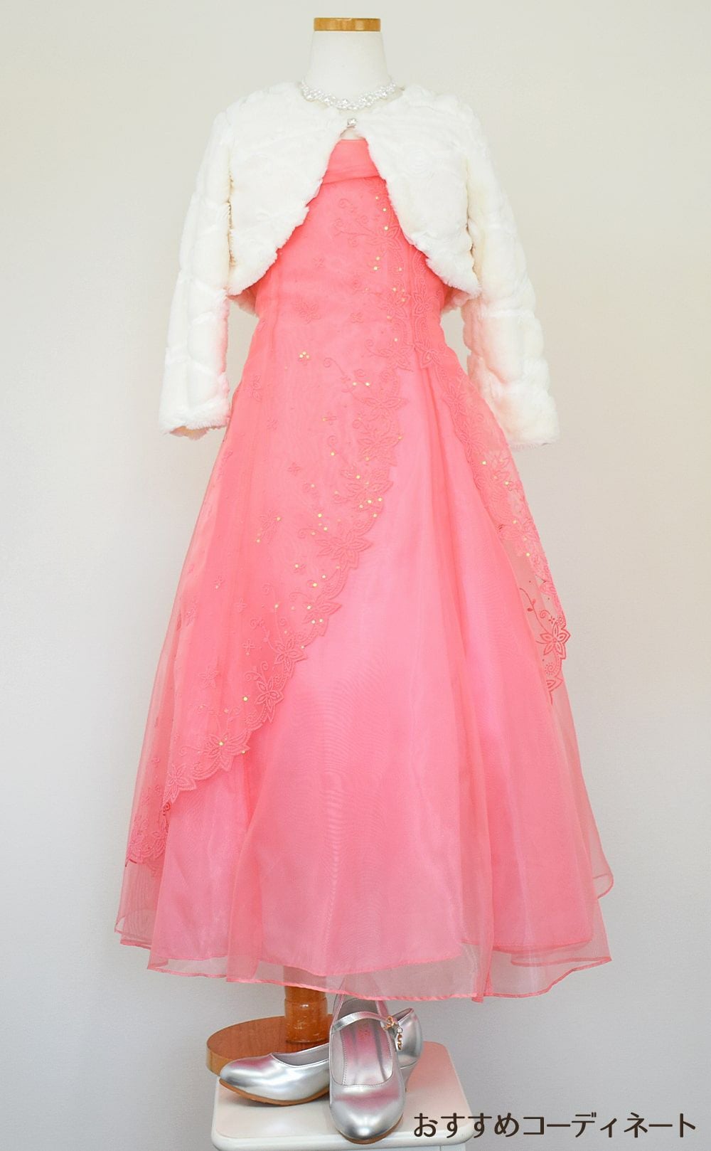 ピアノ発表会や結婚式にぴったりのカラーの女の子用キッズドレス。シンプルで美しいシルエットが魅力のAngel's Closetの子供ドレス レンタル商品（【レンタル】キャビアビーズ＆イリュージョンオーガンジーロングドレス(HC1215)コーラル）｜画像11