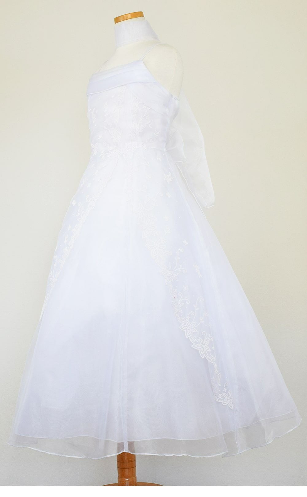 ピアノ発表会や結婚式にぴったりのホワイトカラーの女の子用キッズドレス。シンプルで美しいシルエットが魅力のAngel's Closetの子供ドレス レンタル商品（【レンタル】キャビアビーズ＆イリュージョンオーガンジーロングドレス(HC1215)ホワイト）｜画像4