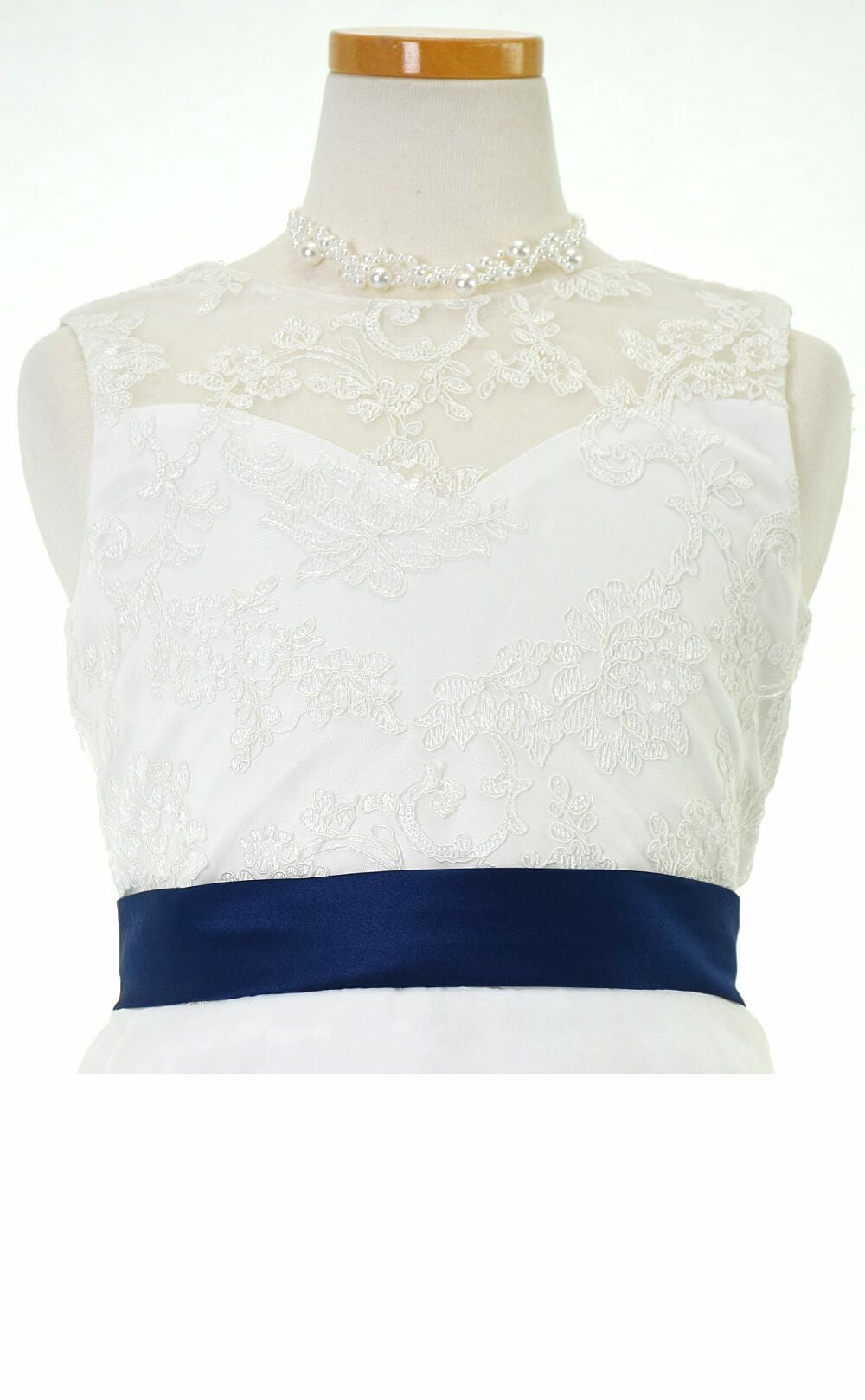 ピアノ発表会や結婚式にぴったりのネイビーカラーの女の子用キッズドレス。シンプルで美しいシルエットが魅力のAngel's Closetの子供ドレス レンタル商品（【レンタル】ネイビーリボン＆ティアードホワイトオーガンジーロングドレス(YP194)ホワイト）｜画像7