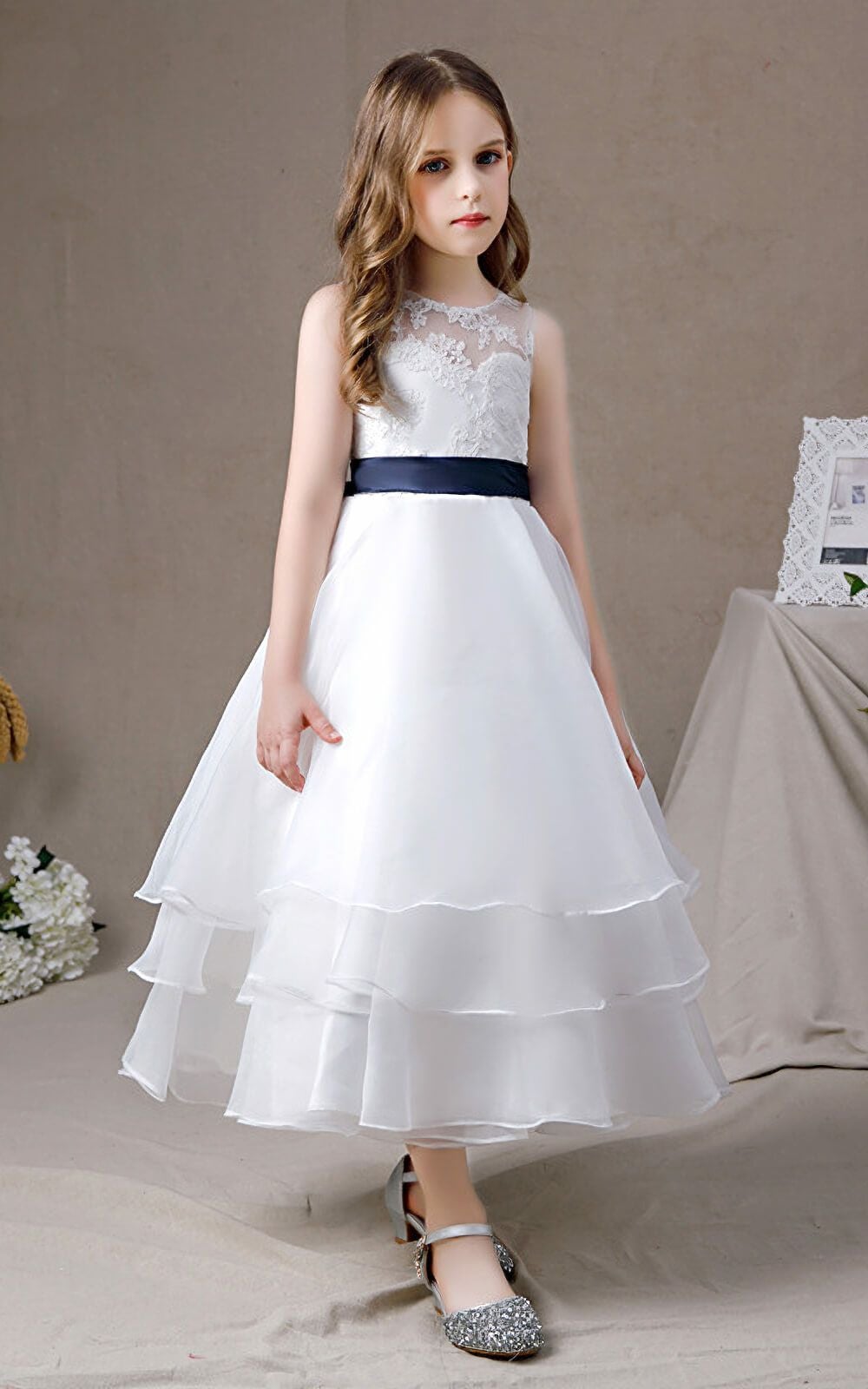 ピアノ発表会や結婚式にぴったりのネイビーカラーの女の子用キッズドレス。シンプルで美しいシルエットが魅力のAngel's Closetの子供ドレス レンタル商品（【レンタル】ネイビーリボン＆ティアードホワイトオーガンジーロングドレス(YP194)ホワイト）｜画像13