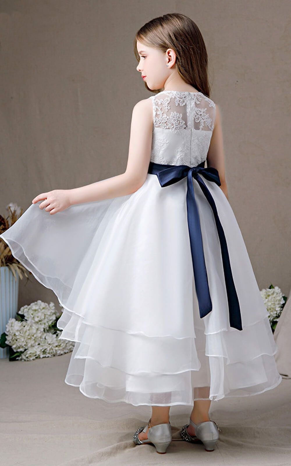 ピアノ発表会や結婚式にぴったりのネイビーカラーの女の子用キッズドレス。シンプルで美しいシルエットが魅力のAngel's Closetの子供ドレス レンタル商品（【レンタル】ネイビーリボン＆ティアードホワイトオーガンジーロングドレス(YP194)ホワイト）｜画像15