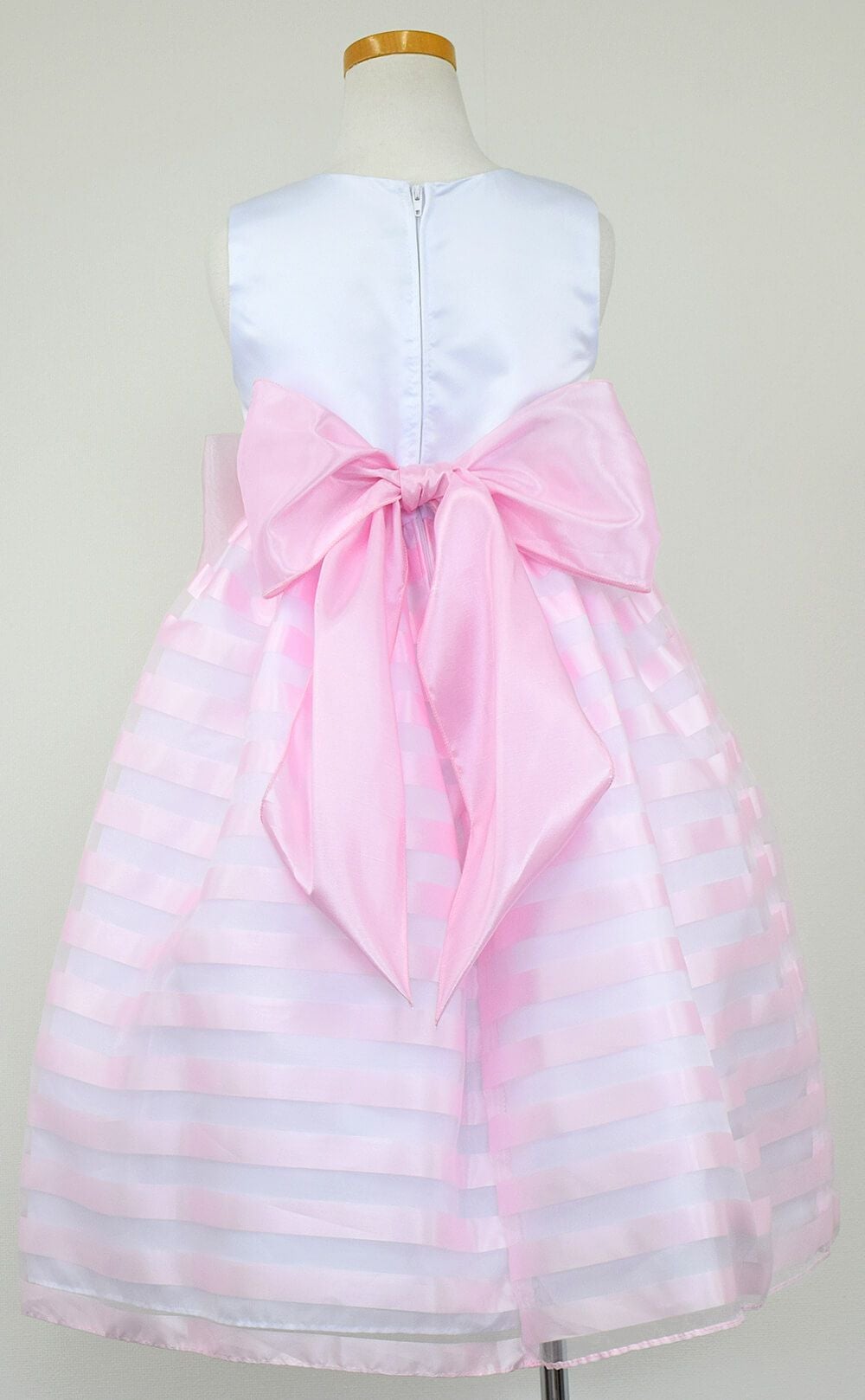 ピアノ発表会や結婚式にぴったりのピンクカラーの女の子用キッズドレス。シンプルで美しいシルエットが魅力のAngel's Closetの子供ドレス レンタル商品（【レンタル】 サテン＆バイカラーボーダーオーガンジードレス(CK981)ピンク）｜画像5