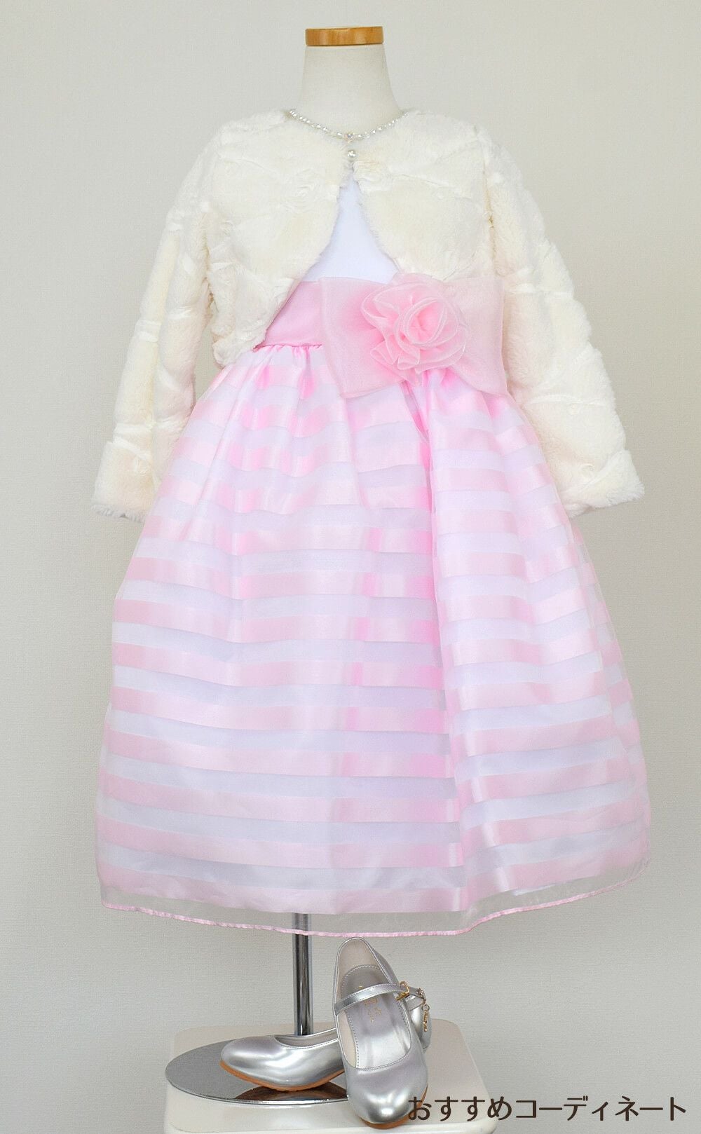 ピアノ発表会や結婚式にぴったりのピンクカラーの女の子用キッズドレス。シンプルで美しいシルエットが魅力のAngel's Closetの子供ドレス レンタル商品（【レンタル】 サテン＆バイカラーボーダーオーガンジードレス(CK981)ピンク）｜画像12