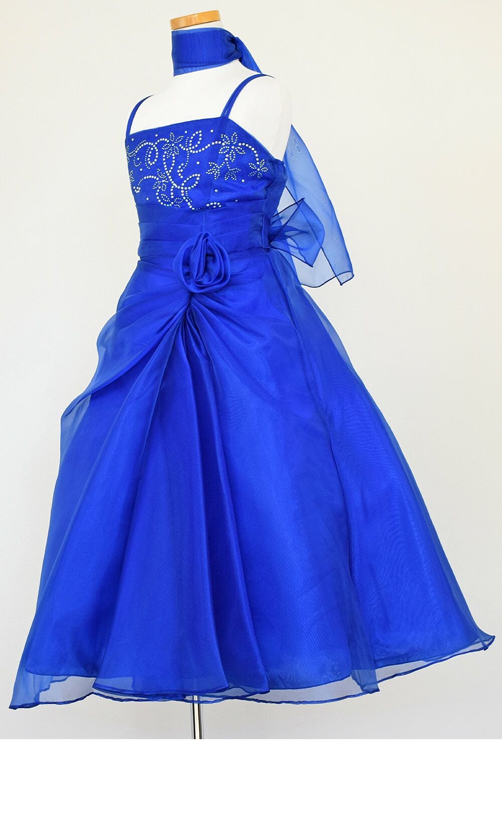 ピアノ発表会や結婚式にぴったりのブルーカラーの女の子用キッズドレス。シンプルで美しいシルエットが魅力のAngel's Closetの子供ドレス レンタル商品（【レンタル】ビーズ＆オーガンジーAラインドレス(HC801)ロイヤルブルー）｜画像4