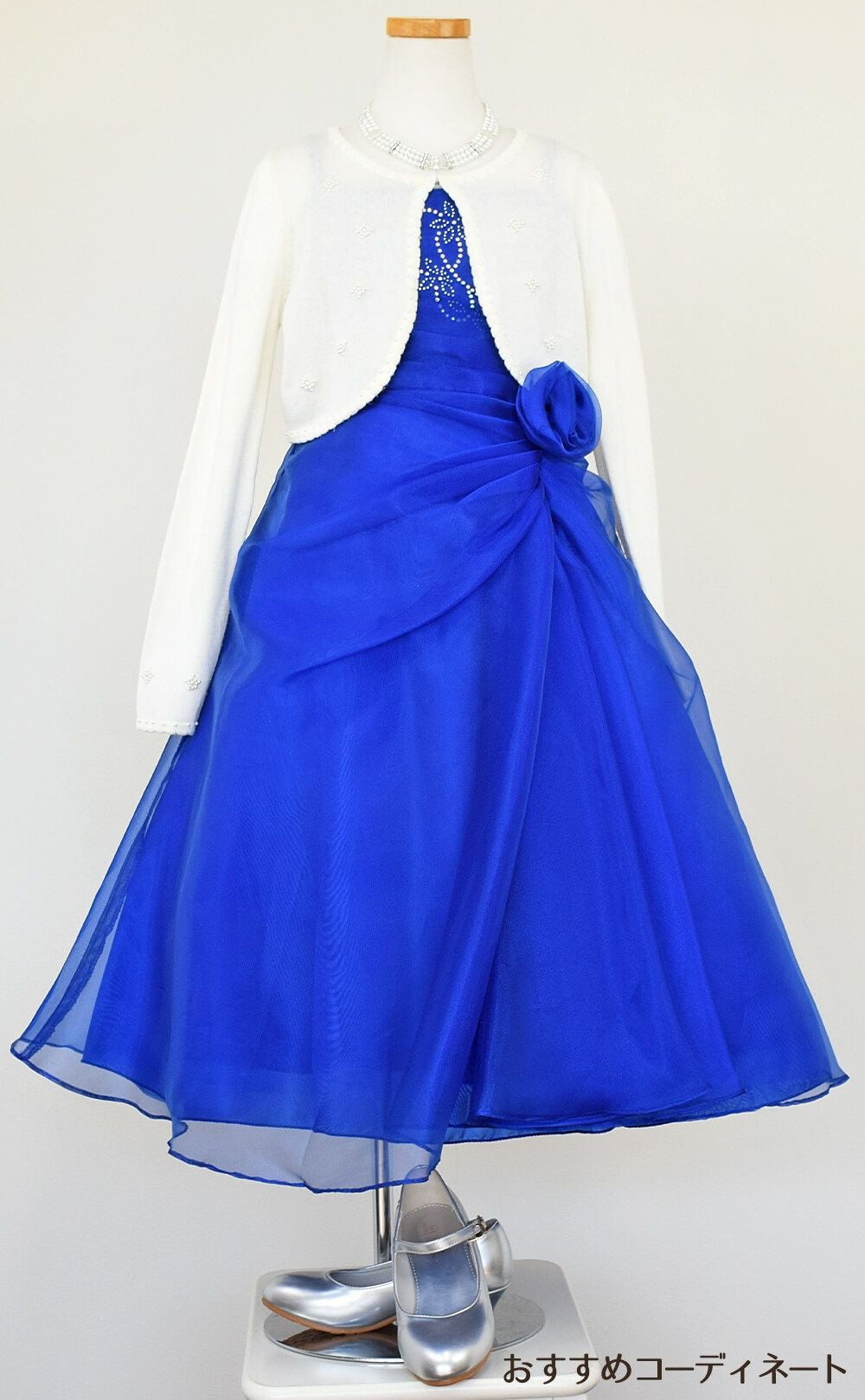 ピアノ発表会や結婚式にぴったりのブルーカラーの女の子用キッズドレス。シンプルで美しいシルエットが魅力のAngel's Closetの子供ドレス レンタル商品（【レンタル】ビーズ＆オーガンジーAラインドレス(HC801)ロイヤルブルー）｜画像10