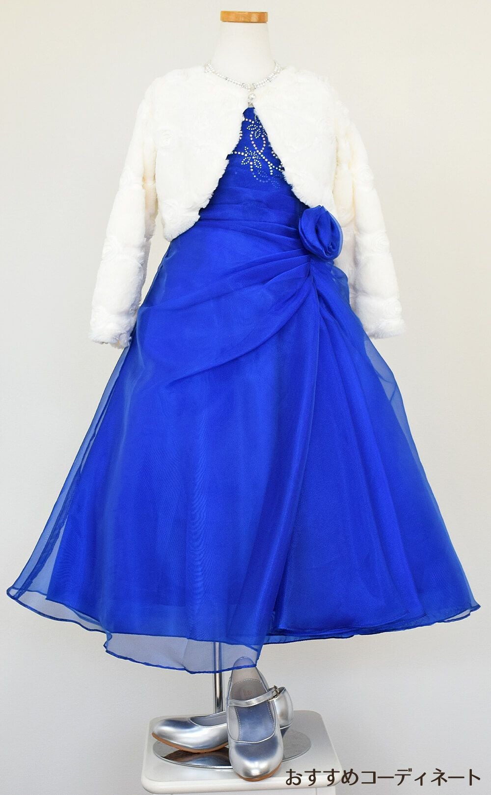 ピアノ発表会や結婚式にぴったりのブルーカラーの女の子用キッズドレス。シンプルで美しいシルエットが魅力のAngel's Closetの子供ドレス レンタル商品（【レンタル】ビーズ＆オーガンジーAラインドレス(HC801)ロイヤルブルー）｜画像11