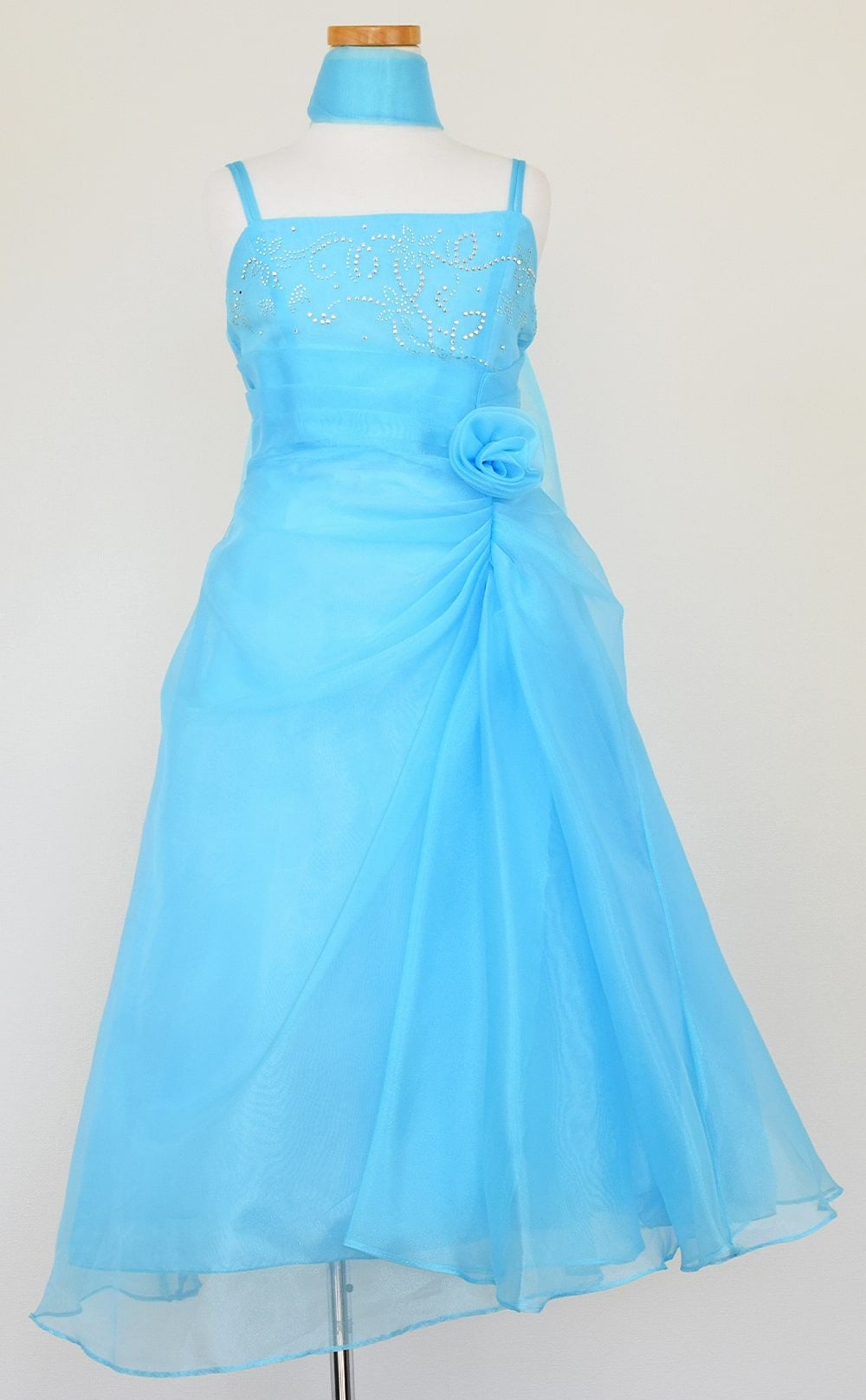 ピアノ発表会や結婚式にぴったりのカラーの女の子用キッズドレス。シンプルで美しいシルエットが魅力のAngel's Closetの子供ドレス レンタル商品（【レンタル】ビーズ＆オーガンジーAラインドレス(HC801)ターコイズ）｜画像3