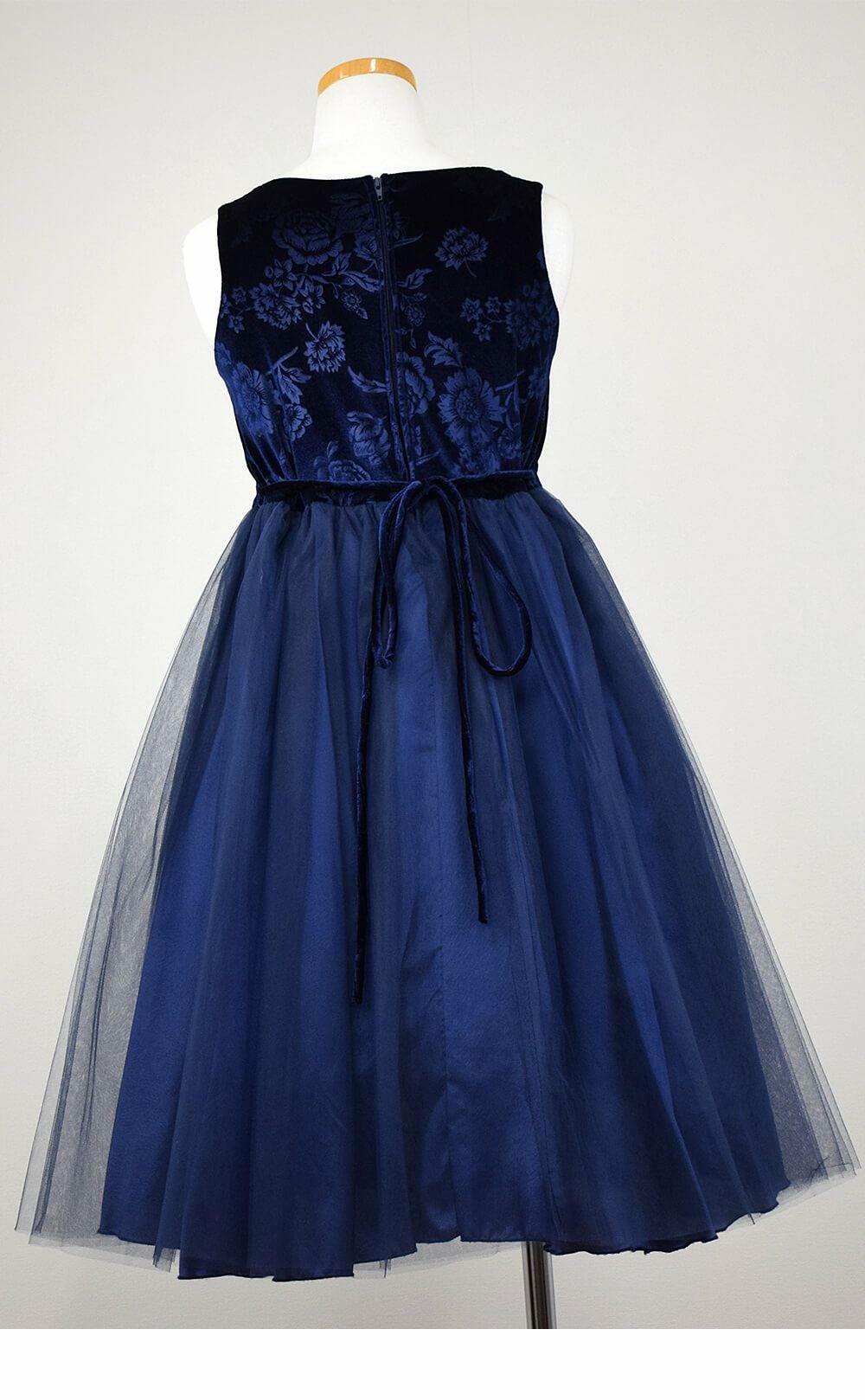 ピアノ発表会や結婚式にぴったりのネイビーカラーの女の子用キッズドレス。シンプルで美しいシルエットが魅力のAngel's Closetの子供ドレス レンタル商品（【レンタル】ローズ刺繍エレガントベルベットドレス(KD396)ネイビー）｜画像5