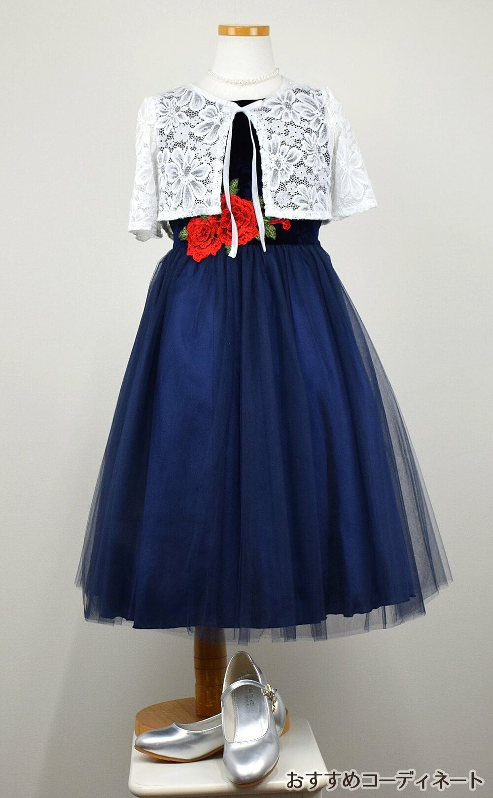 ピアノ発表会や結婚式にぴったりのネイビーカラーの女の子用キッズドレス。シンプルで美しいシルエットが魅力のAngel's Closetの子供ドレス レンタル商品（【レンタル】ローズ刺繍エレガントベルベットドレス(KD396)ネイビー）｜画像9