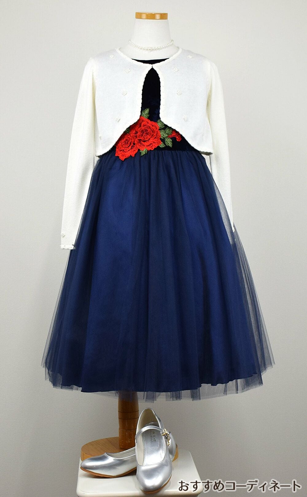 ピアノ発表会や結婚式にぴったりのネイビーカラーの女の子用キッズドレス。シンプルで美しいシルエットが魅力のAngel's Closetの子供ドレス レンタル商品（【レンタル】ローズ刺繍エレガントベルベットドレス(KD396)ネイビー）｜画像10