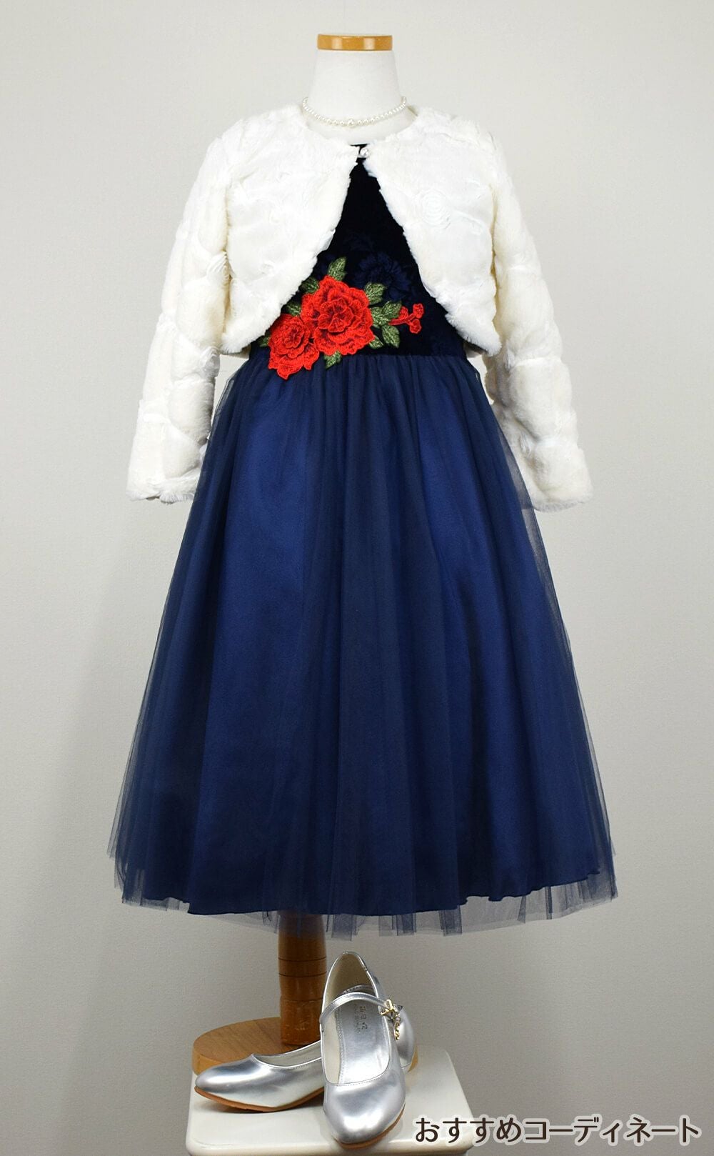ピアノ発表会や結婚式にぴったりのネイビーカラーの女の子用キッズドレス。シンプルで美しいシルエットが魅力のAngel's Closetの子供ドレス レンタル商品（【レンタル】ローズ刺繍エレガントベルベットドレス(KD396)ネイビー）｜画像11