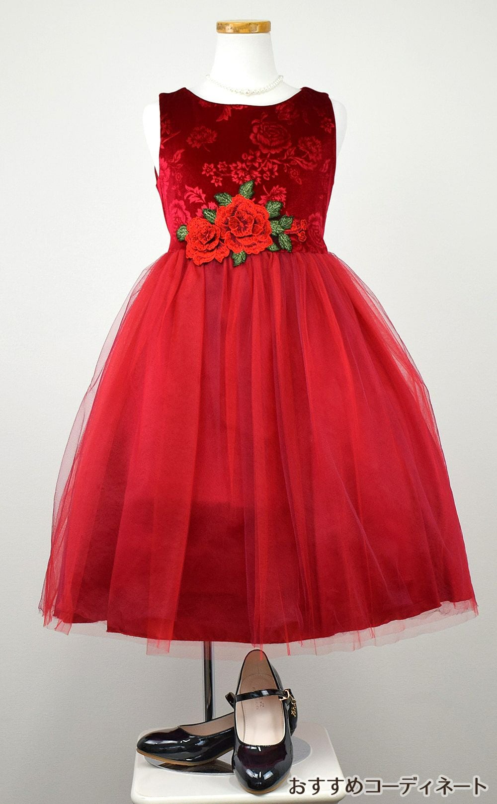 ピアノ発表会や結婚式にぴったりのカラーの女の子用キッズドレス。シンプルで美しいシルエットが魅力のAngel's Closetの子供ドレス レンタル商品（【レンタル】ローズ刺繍エレガントベルベットドレス(KD396)レッド）｜画像8