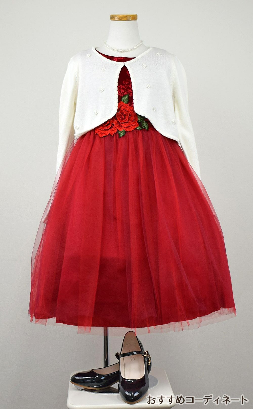 ピアノ発表会や結婚式にぴったりのカラーの女の子用キッズドレス。シンプルで美しいシルエットが魅力のAngel's Closetの子供ドレス レンタル商品（【レンタル】ローズ刺繍エレガントベルベットドレス(KD396)レッド）｜画像10