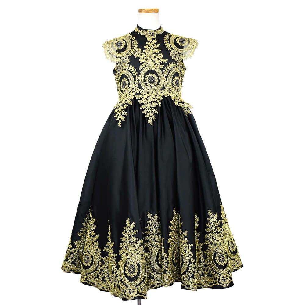 ピアノ発表会や結婚式にぴったりのブラックカラーの女の子用キッズドレス。シンプルで美しいシルエットが魅力のAngel's Closetの子供ドレス レンタル商品（【レンタル】サテン＆ゴールド刺繍ハイネックロング子供ドレス(YP134)ブラック）｜画像2