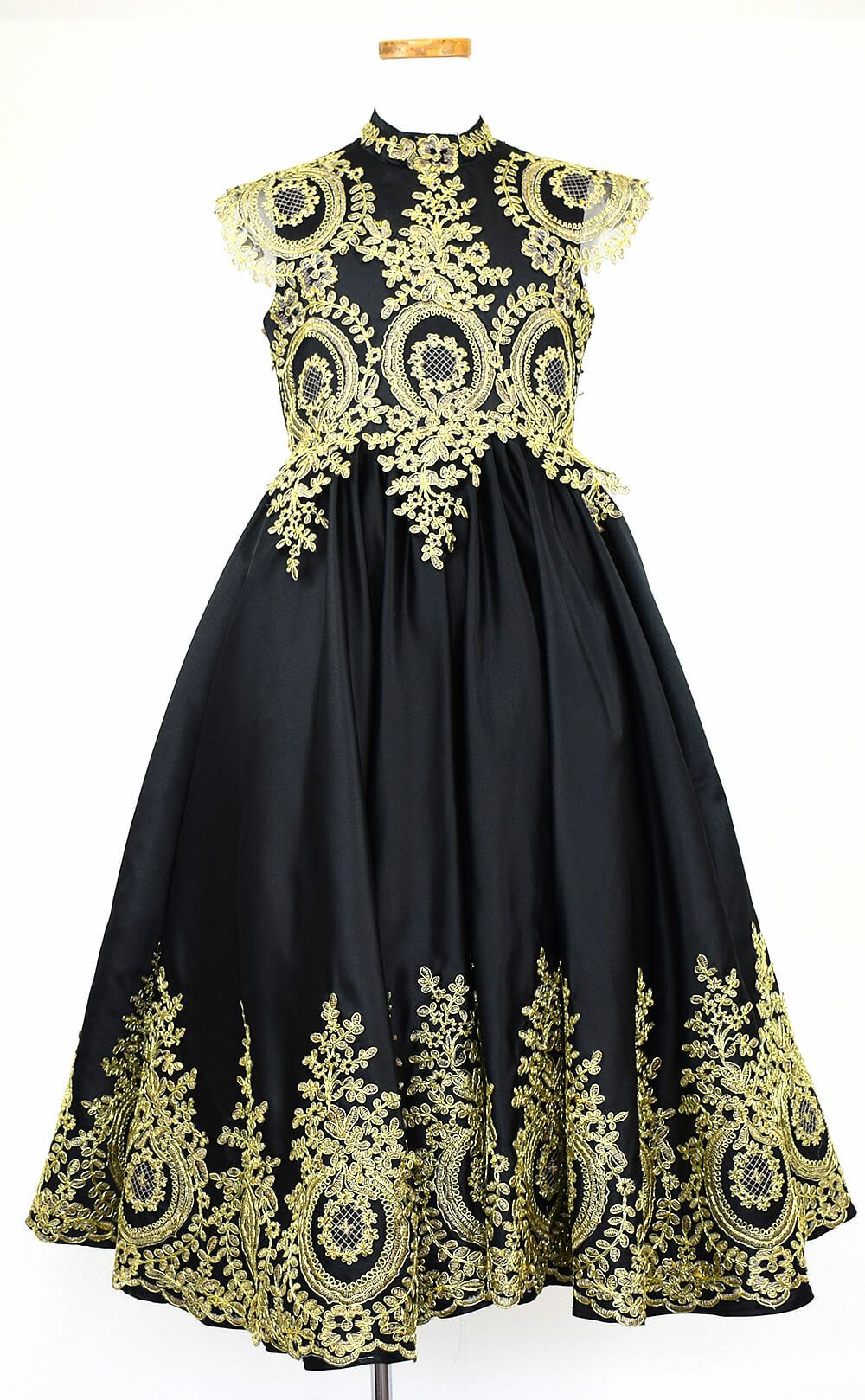 ピアノ発表会や結婚式にぴったりのブラックカラーの女の子用キッズドレス。シンプルで美しいシルエットが魅力のAngel's Closetの子供ドレス レンタル商品（【レンタル】サテン＆ゴールド刺繍ハイネックロング子供ドレス(YP134)ブラック）｜画像3