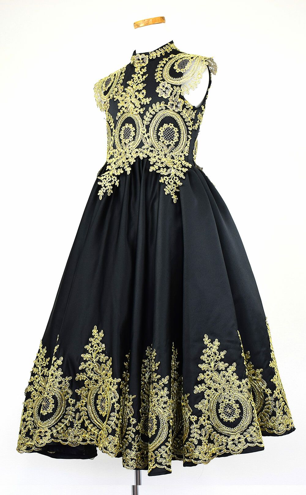 ピアノ発表会や結婚式にぴったりのブラックカラーの女の子用キッズドレス。シンプルで美しいシルエットが魅力のAngel's Closetの子供ドレス レンタル商品（【レンタル】サテン＆ゴールド刺繍ハイネックロング子供ドレス(YP134)ブラック）｜画像4