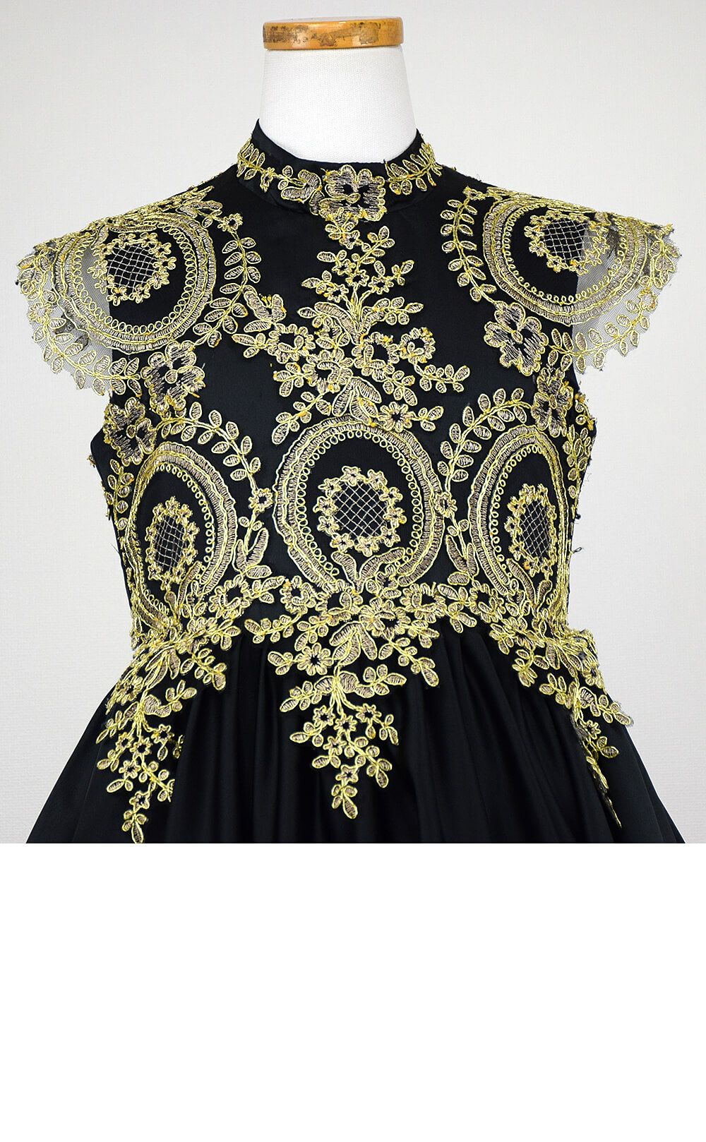 ピアノ発表会や結婚式にぴったりのブラックカラーの女の子用キッズドレス。シンプルで美しいシルエットが魅力のAngel's Closetの子供ドレス レンタル商品（【レンタル】サテン＆ゴールド刺繍ハイネックロング子供ドレス(YP134)ブラック）｜画像8