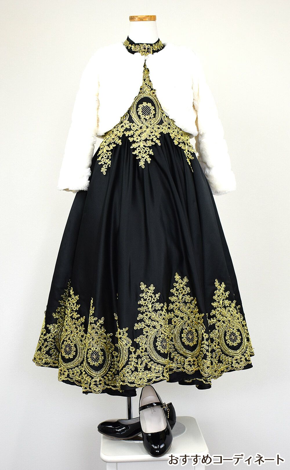 ピアノ発表会や結婚式にぴったりのブラックカラーの女の子用キッズドレス。シンプルで美しいシルエットが魅力のAngel's Closetの子供ドレス レンタル商品（【レンタル】サテン＆ゴールド刺繍ハイネックロング子供ドレス(YP134)ブラック）｜画像12