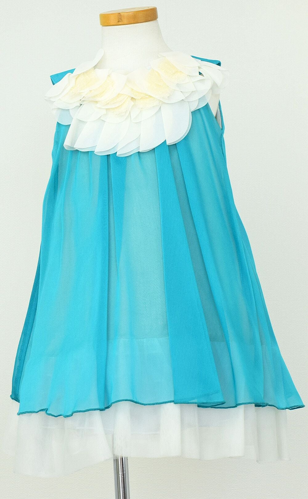 ピアノ発表会や結婚式にぴったりのカラーの女の子用キッズドレス。シンプルで美しいシルエットが魅力のAngel's Closetの子供ドレス レンタル商品（【レンタル】シフォンフラワーAラインドレス(KD284)アクア）｜画像3