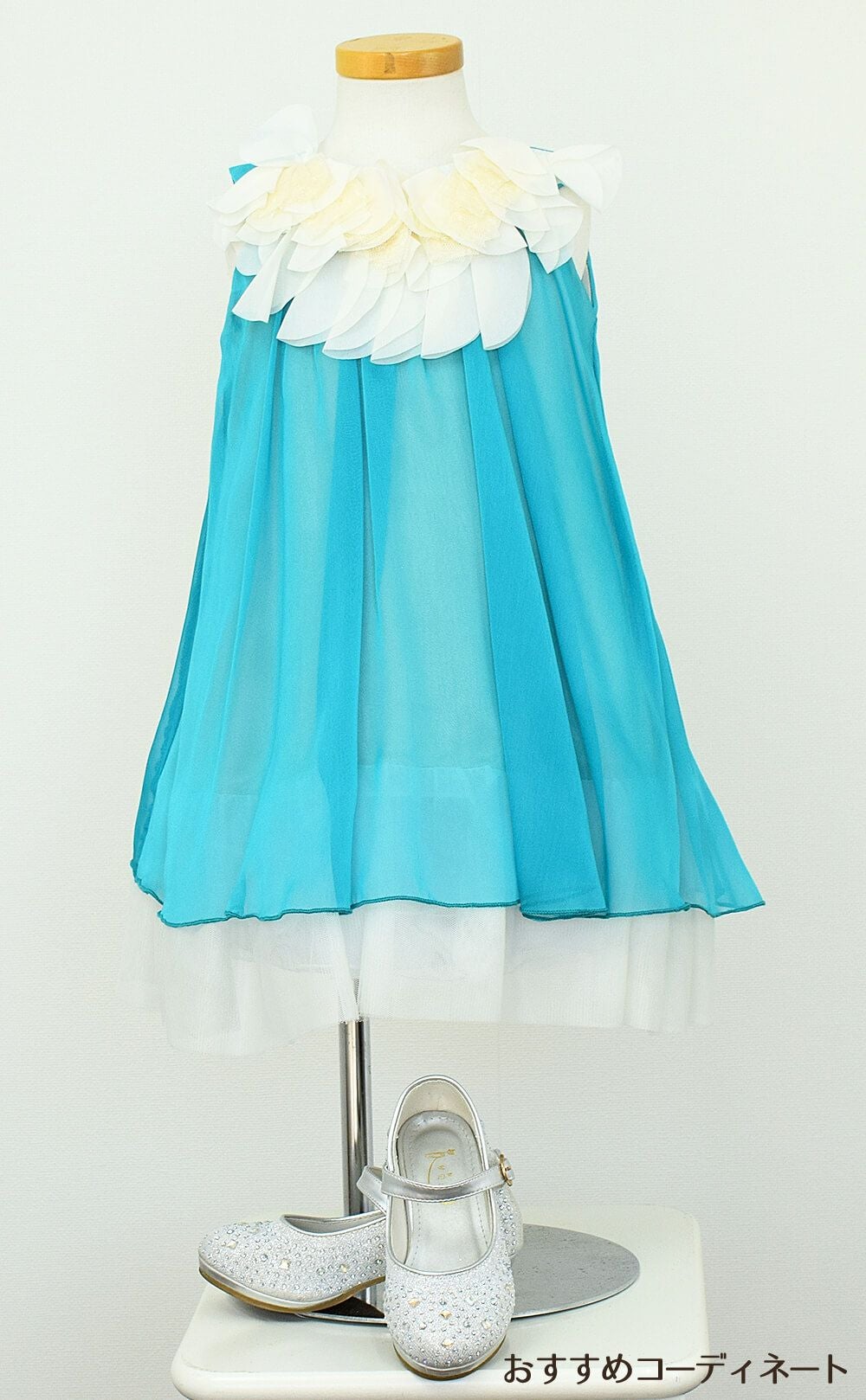 ピアノ発表会や結婚式にぴったりのカラーの女の子用キッズドレス。シンプルで美しいシルエットが魅力のAngel's Closetの子供ドレス レンタル商品（【レンタル】シフォンフラワーAラインドレス(KD284)アクア）｜画像8