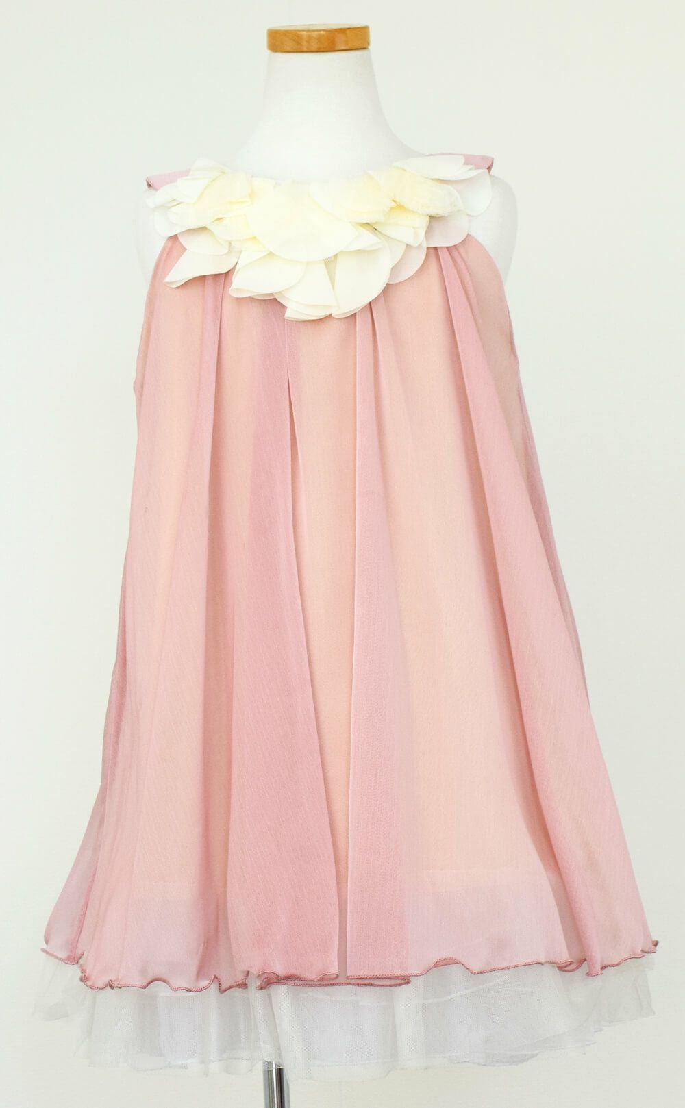 ピアノ発表会や結婚式にぴったりのカラーの女の子用キッズドレス。シンプルで美しいシルエットが魅力のAngel's Closetの子供ドレス レンタル商品（【レンタル】シフォンフラワーAラインドレス(KD284)ダスティローズ）｜画像3