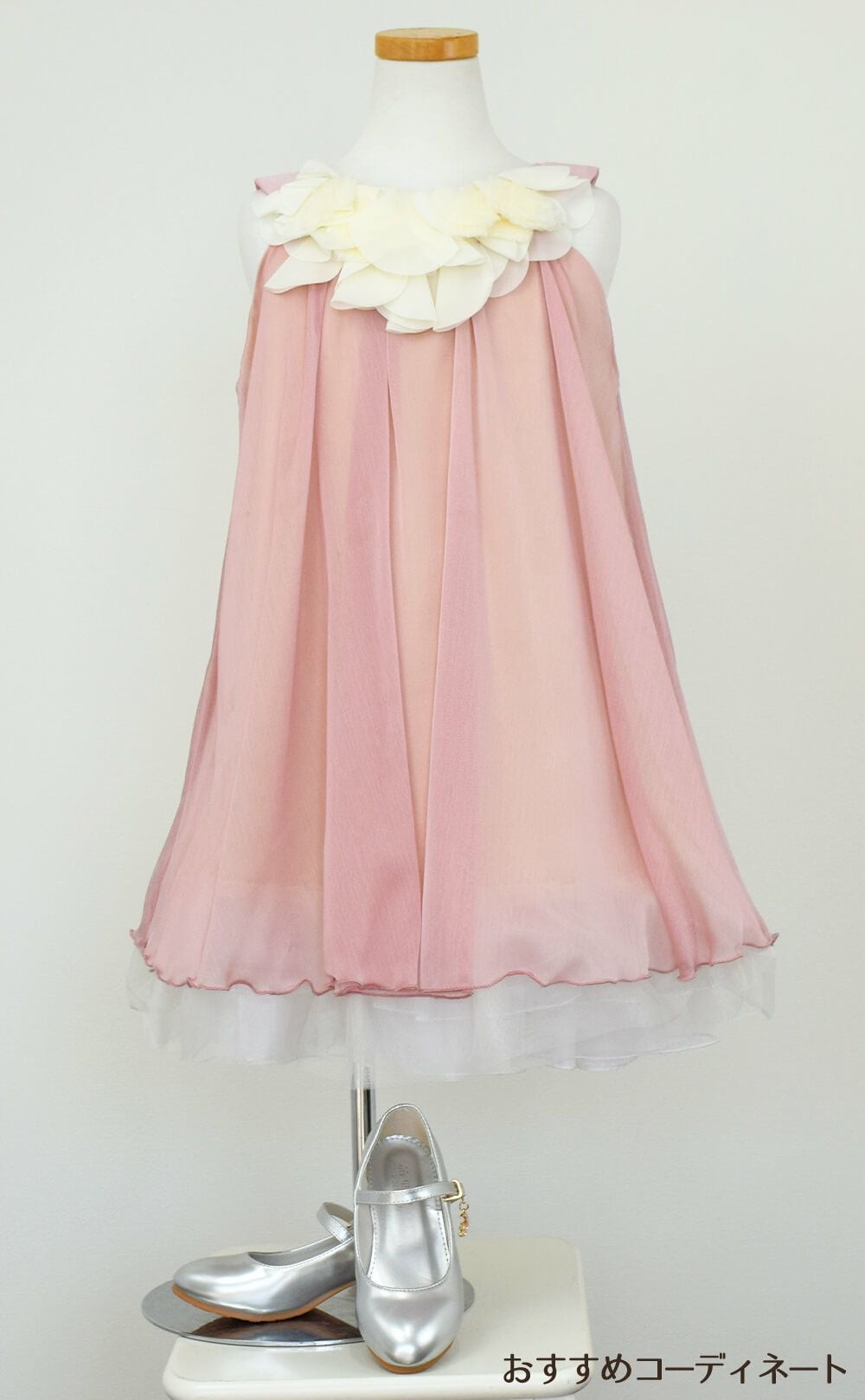 ピアノ発表会や結婚式にぴったりのカラーの女の子用キッズドレス。シンプルで美しいシルエットが魅力のAngel's Closetの子供ドレス レンタル商品（【レンタル】シフォンフラワーAラインドレス(KD284)ダスティローズ）｜画像8